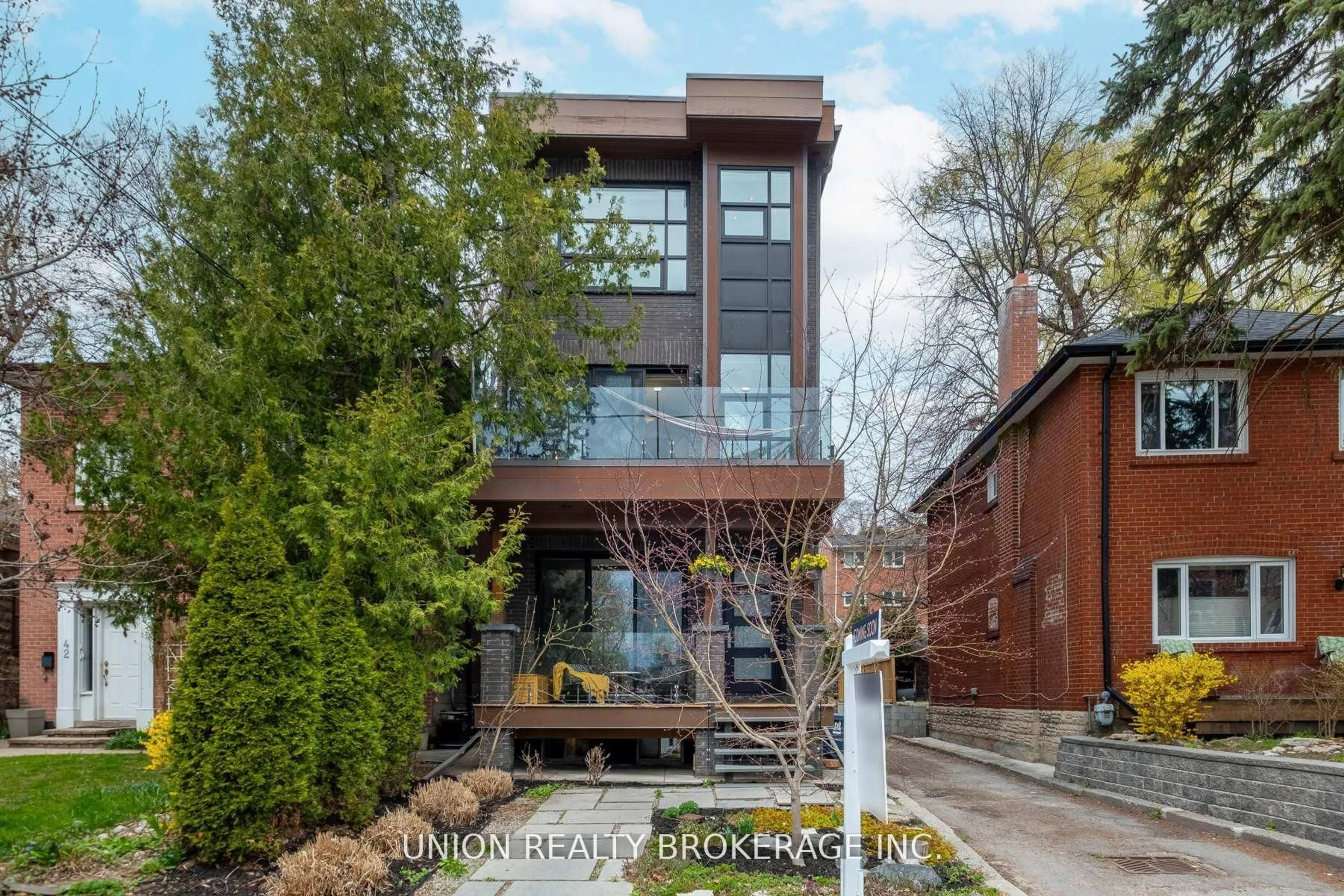Home with brick exterior material, unknown for 46 Harriet St, Toronto Ontario M4L 2E9