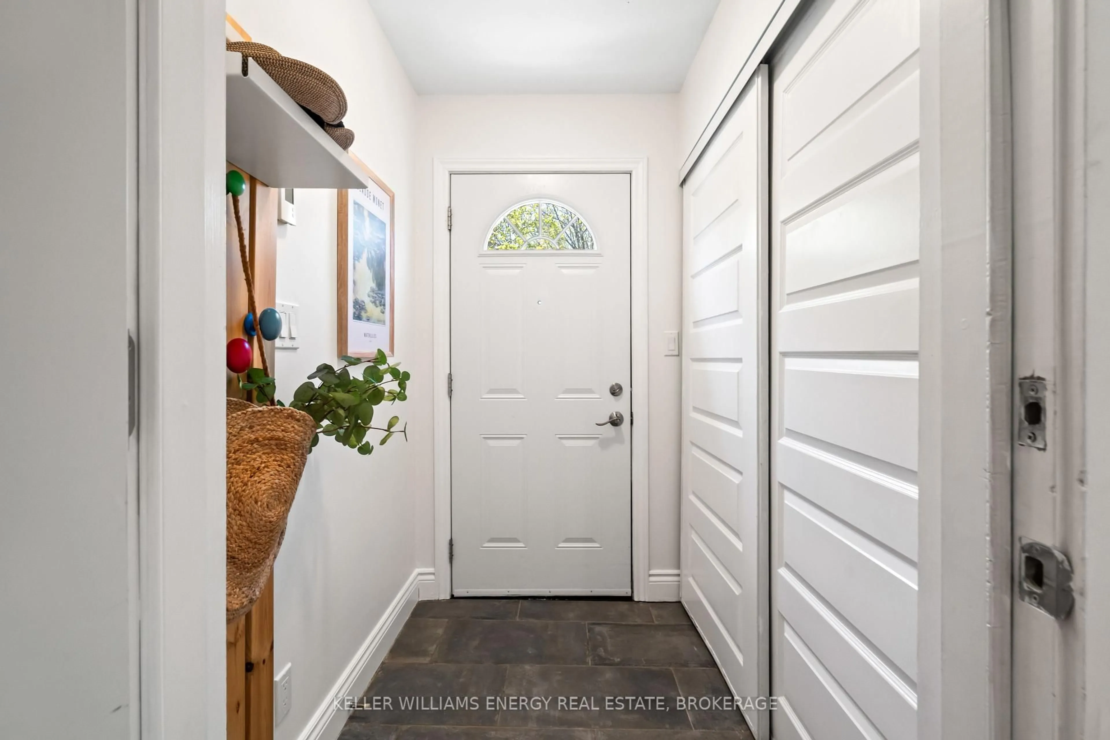Indoor entryway for 205 Balsam Ave, Toronto Ontario M4E 3C4