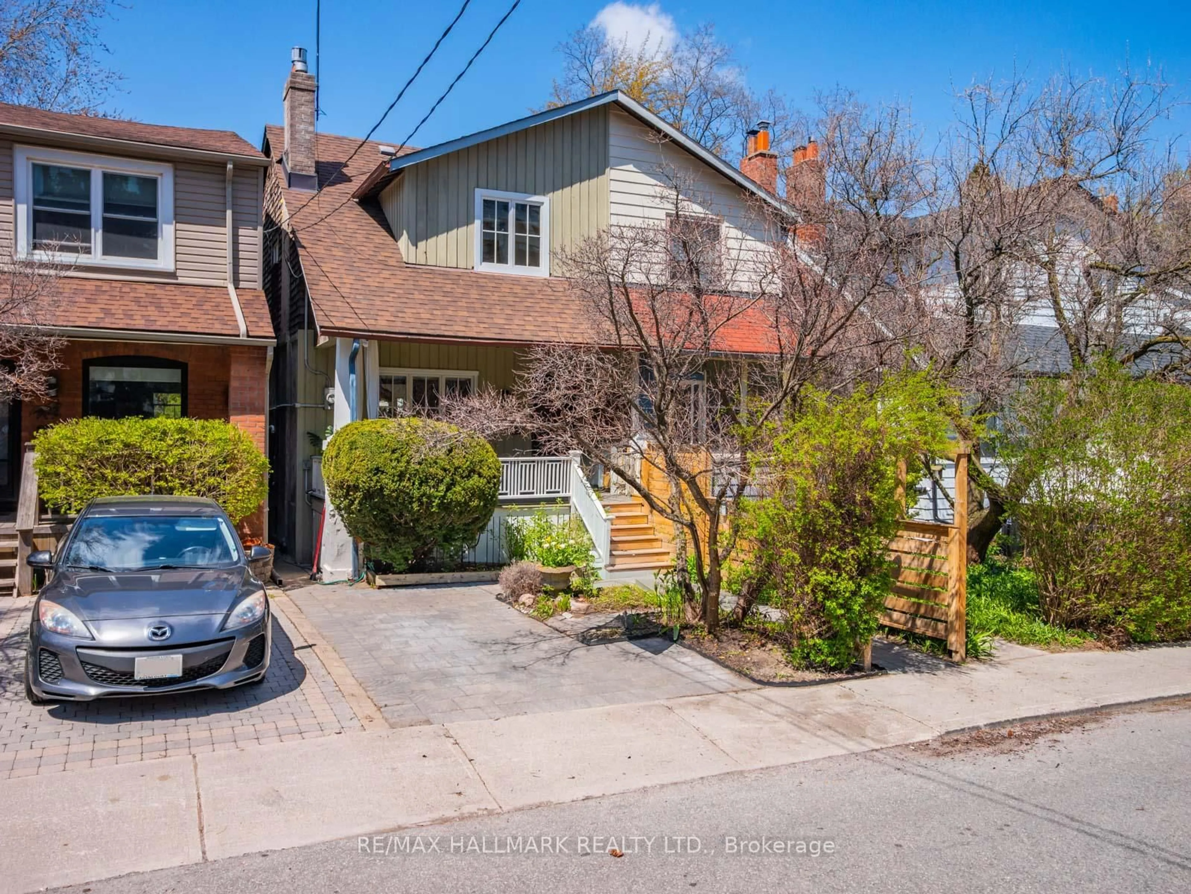 A pic from outside/outdoor area/front of a property/back of a property/a pic from drone, street for 24 Meadow Ave, Toronto Ontario M1N 1V6