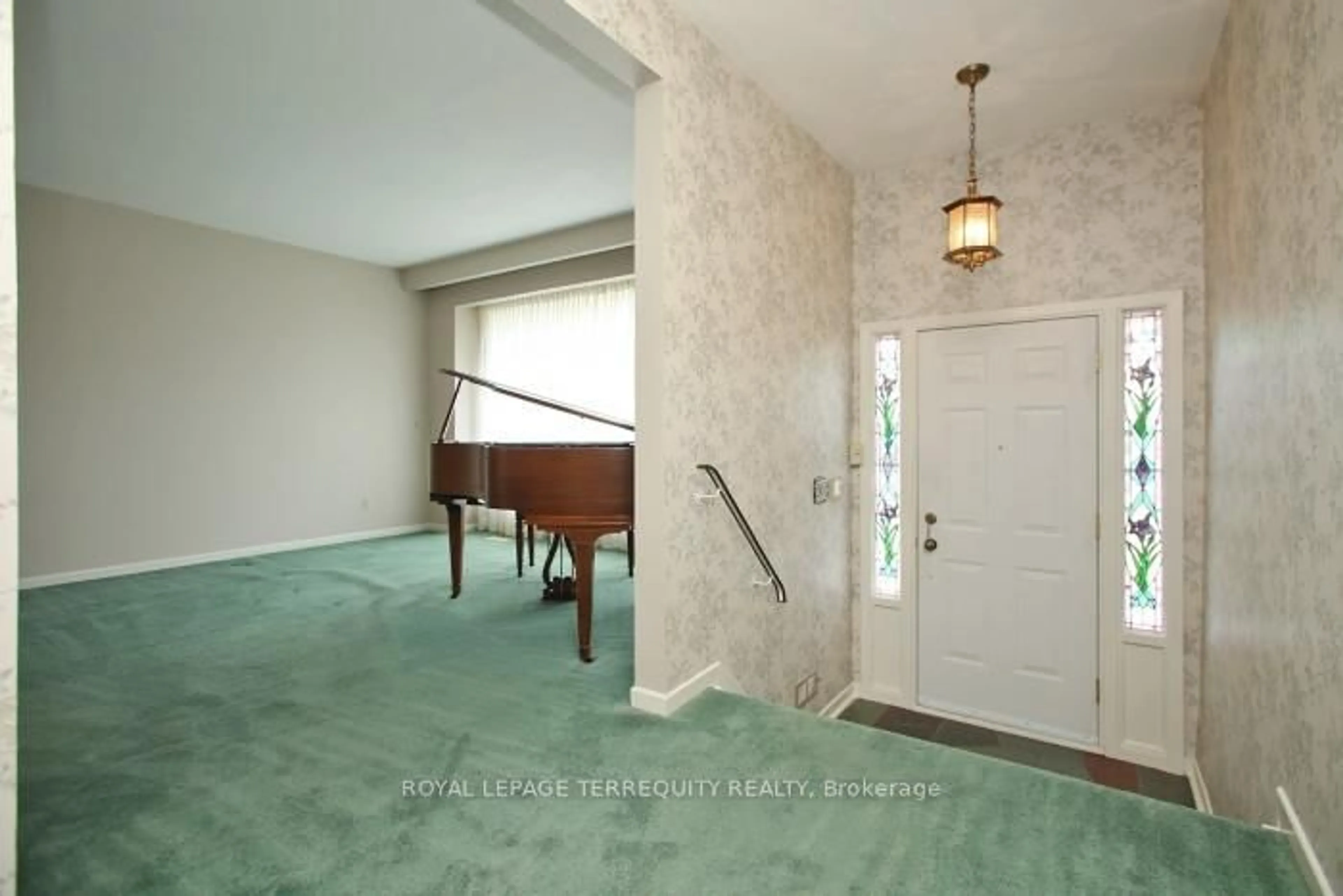 Indoor foyer for 110 Cass Ave, Toronto Ontario M1T 2B3