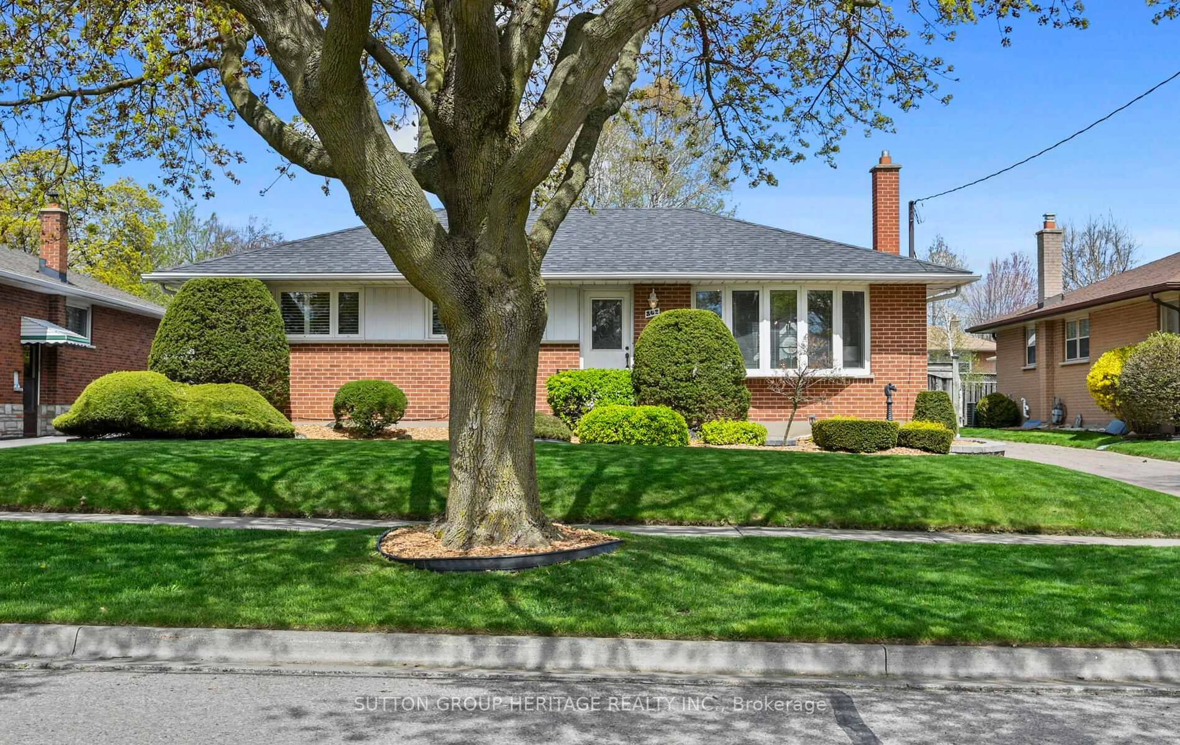 Home with brick exterior material, street for 362 Welland Ave, Oshawa Ontario L1J 3C6