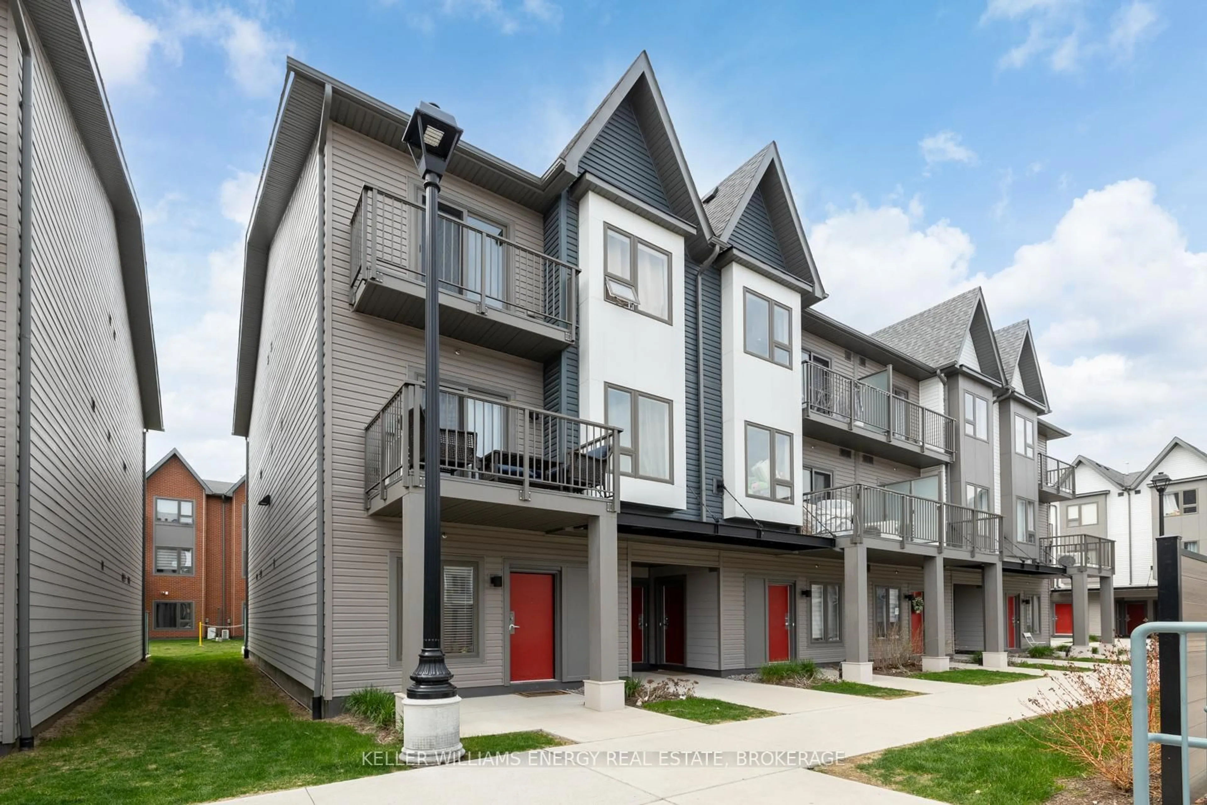 Home with vinyl exterior material, street for 2635 William Jackson Dr #202, Pickering Ontario L1X 0L4