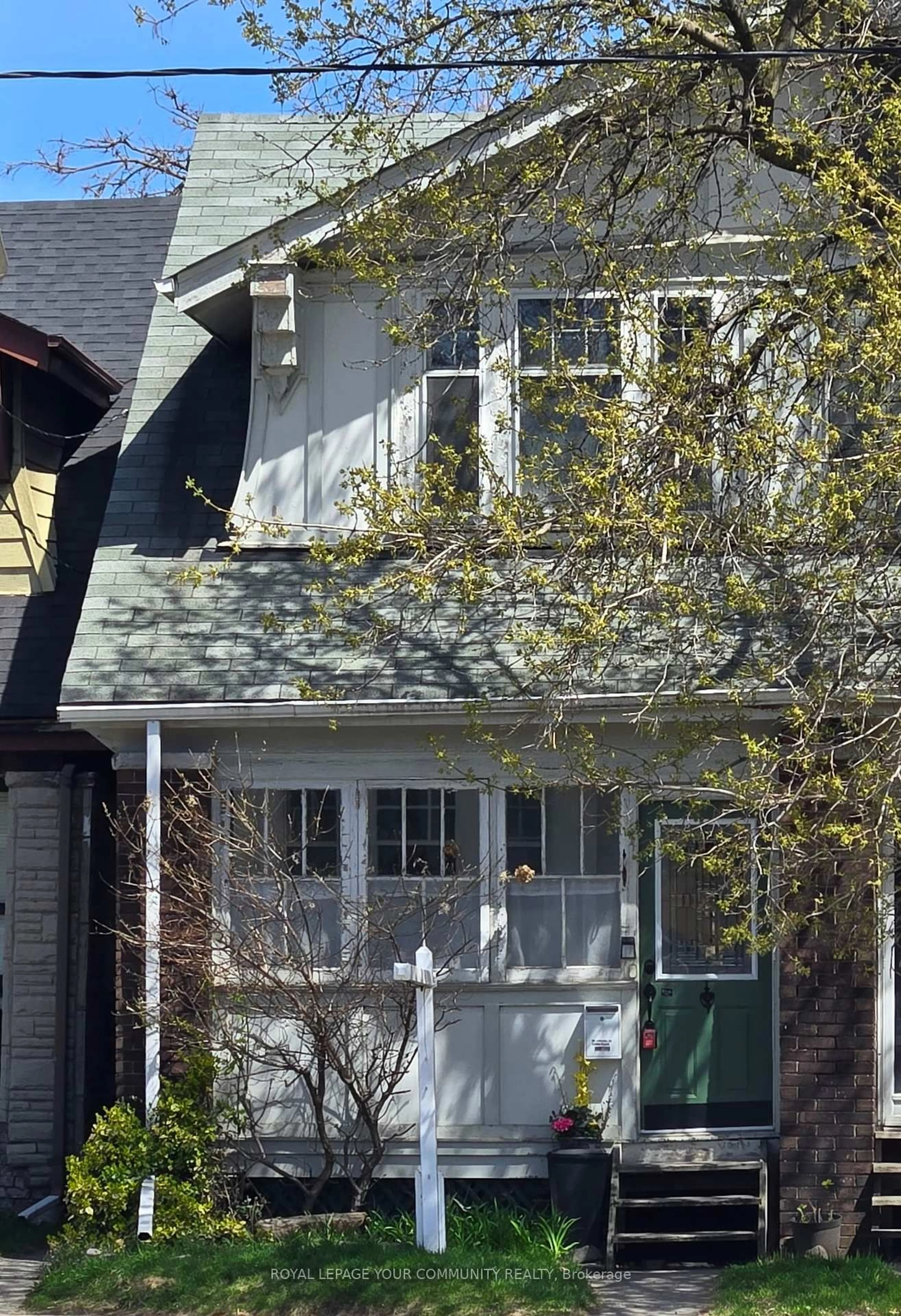Home with vinyl exterior material, street for 917 Broadview Ave, Toronto Ontario M4K 2R2
