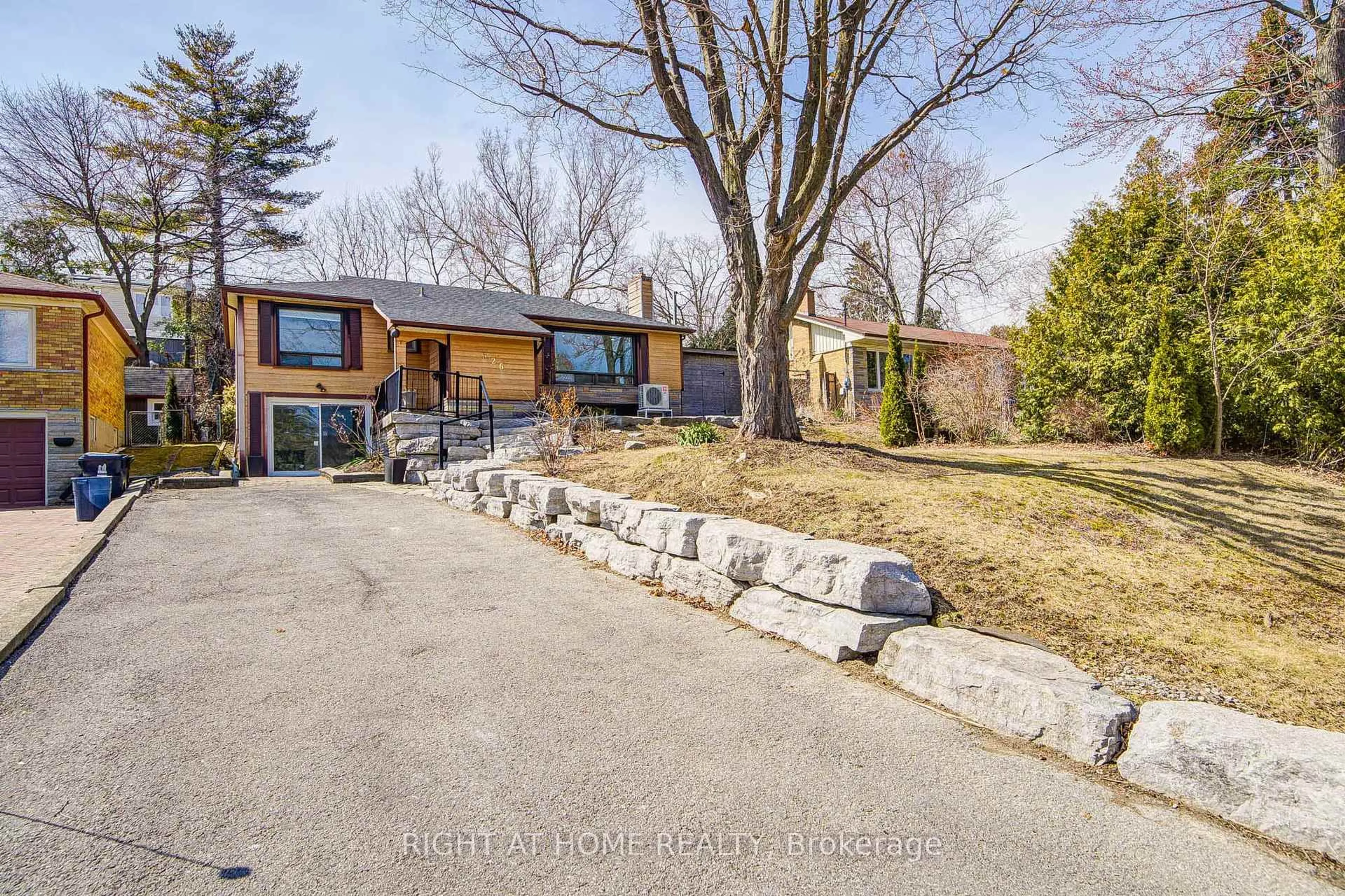 A pic from outside/outdoor area/front of a property/back of a property/a pic from drone, street for 326 Jaybell Grve, Toronto Ontario M1C 2X5