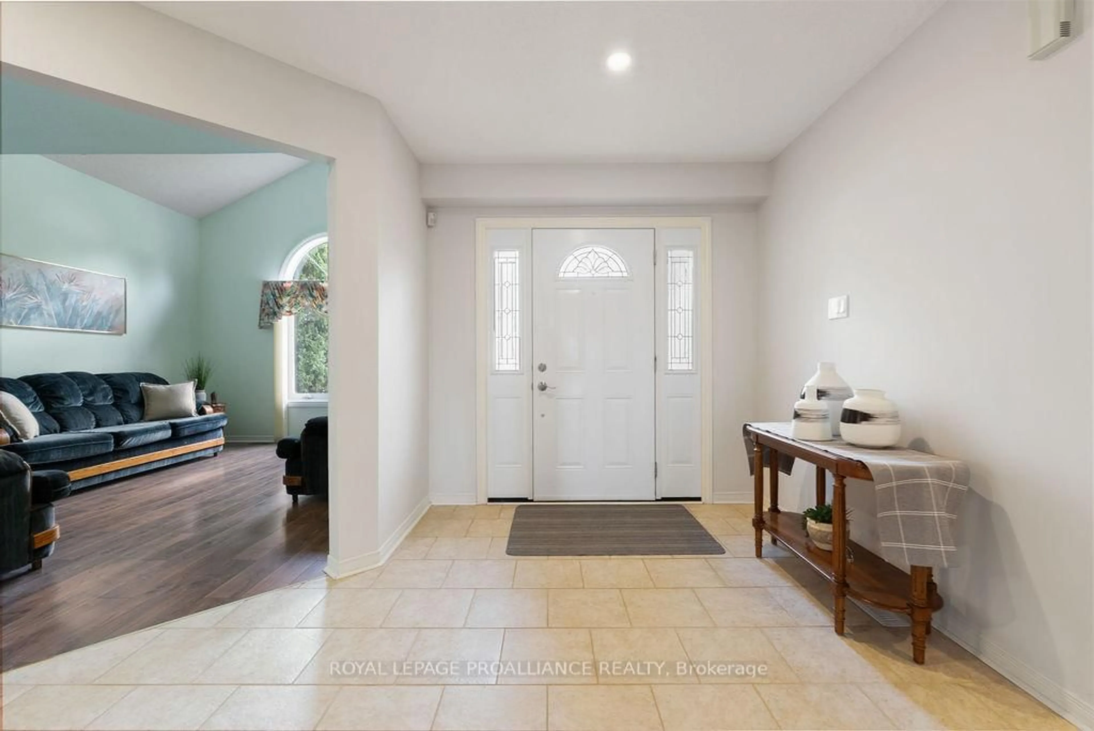 Indoor entryway for 933 Ridge Valley Dr, Oshawa Ontario L1K 2G4