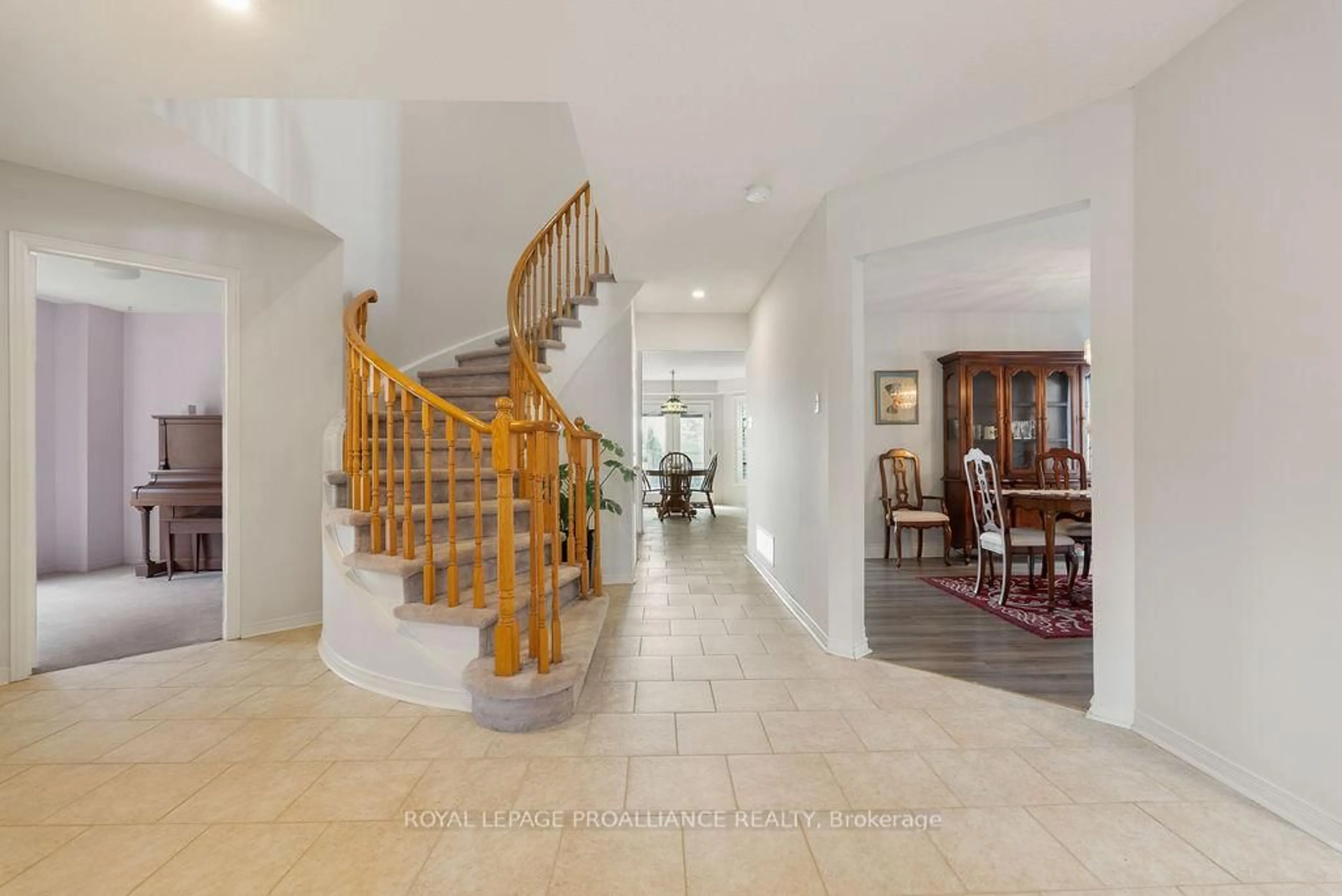 Indoor foyer for 933 Ridge Valley Dr, Oshawa Ontario L1K 2G4
