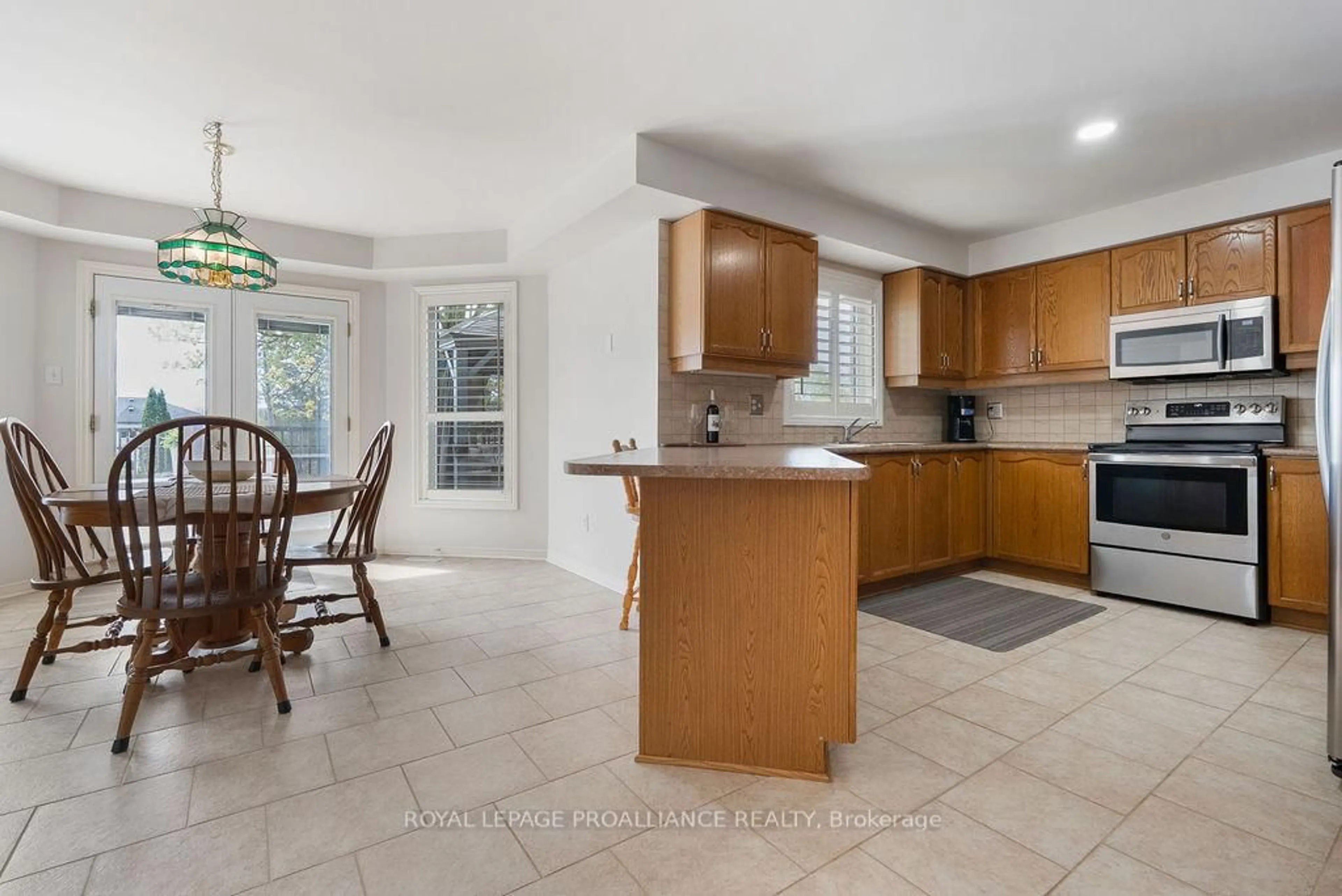 Open concept kitchen, ceramic/tile floor for 933 Ridge Valley Dr, Oshawa Ontario L1K 2G4