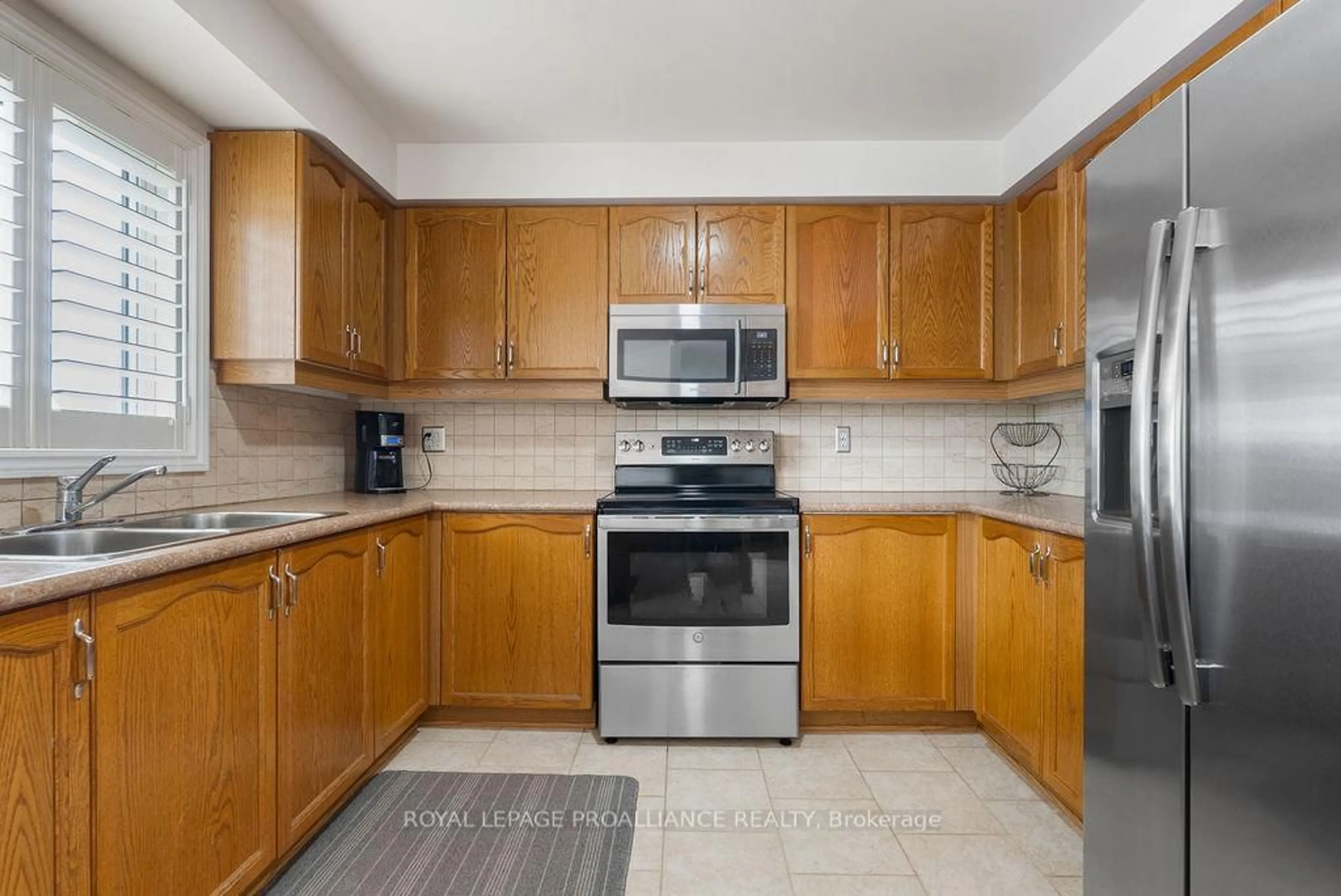 Standard kitchen, ceramic/tile floor for 933 Ridge Valley Dr, Oshawa Ontario L1K 2G4