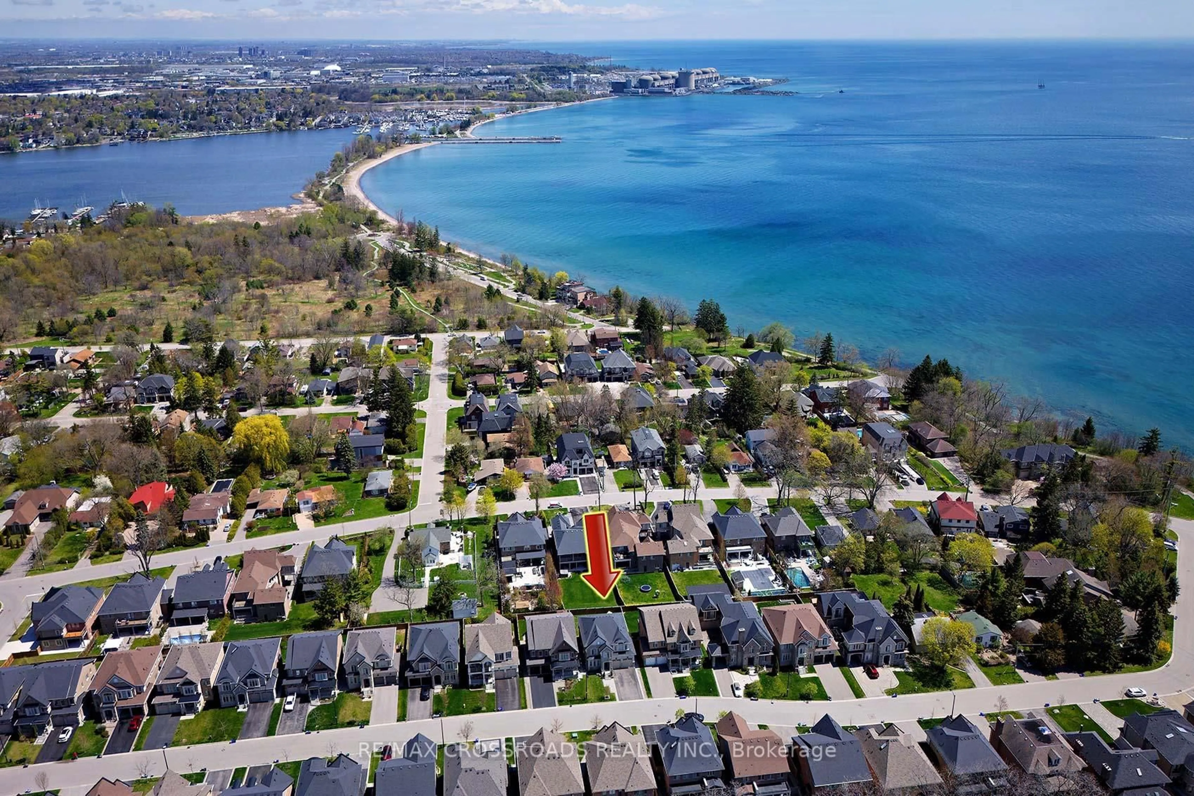 A pic from outside/outdoor area/front of a property/back of a property/a pic from drone, water/lake/river/ocean view for 529 Cliffview Rd, Pickering Ontario L1W 0B2