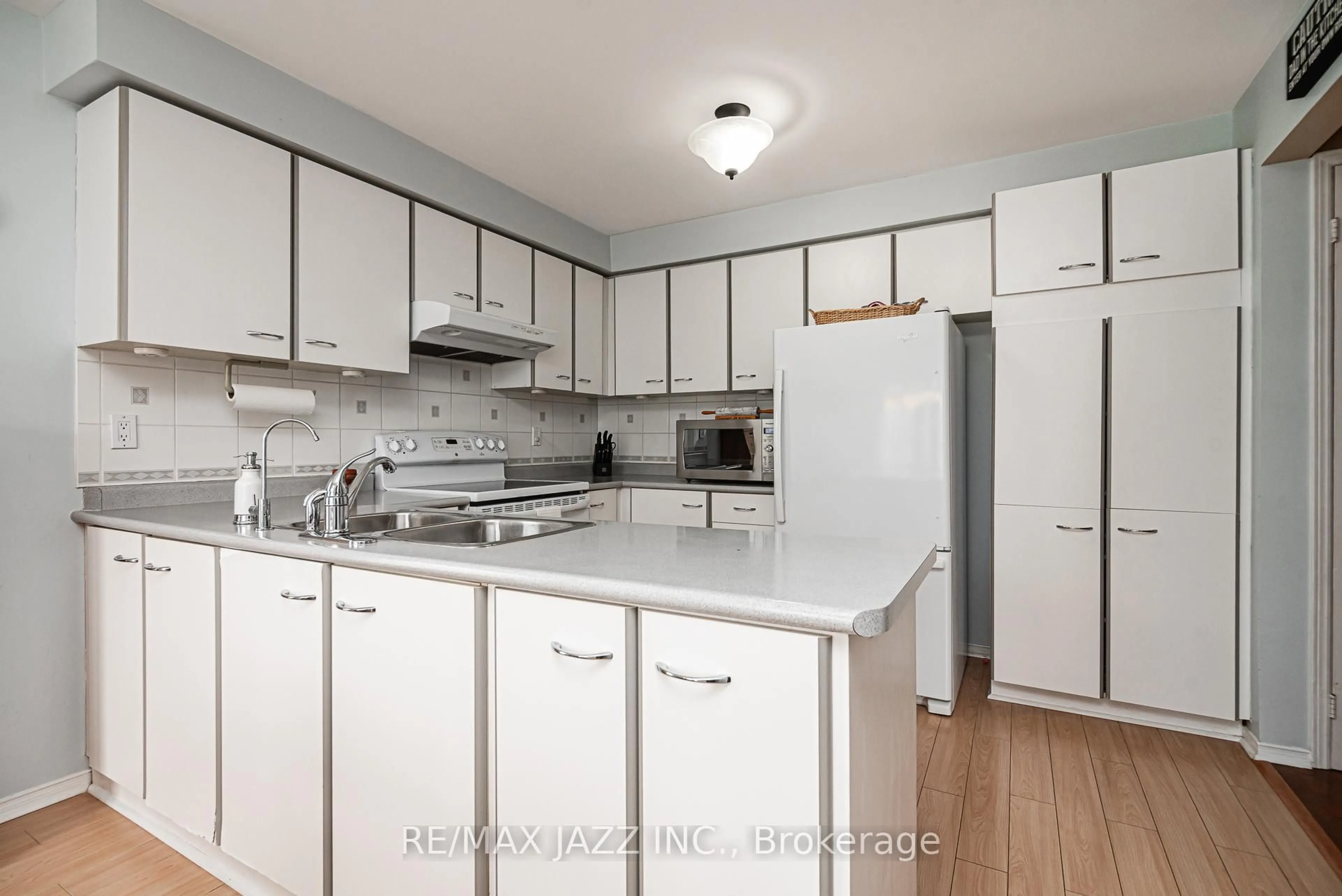 Standard kitchen, unknown for 1030 Ripley Cres, Oshawa Ontario L1K 2E6