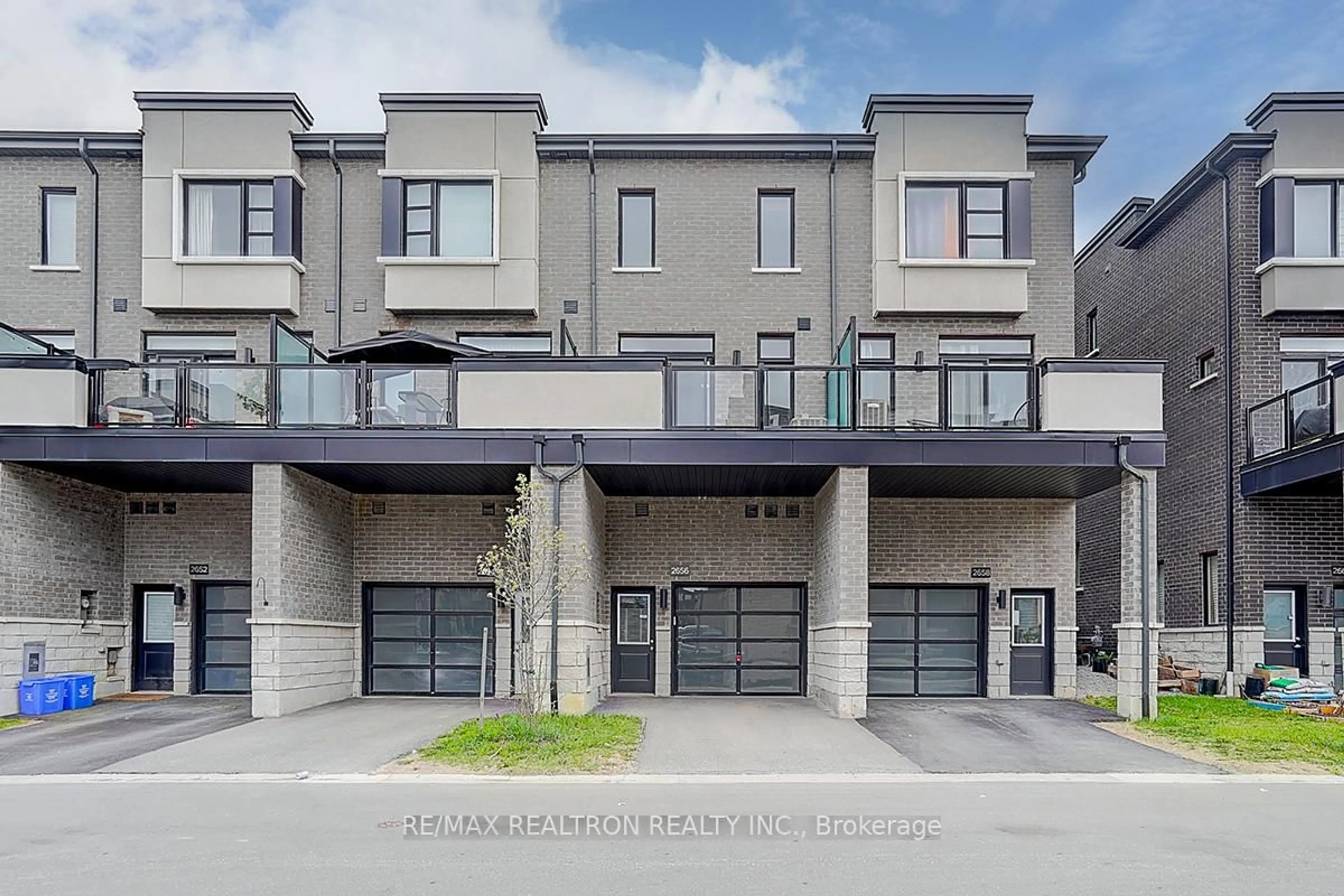 Unknown for 2656 Castlegate Crossing N/A, Pickering Ontario L1X 0H8