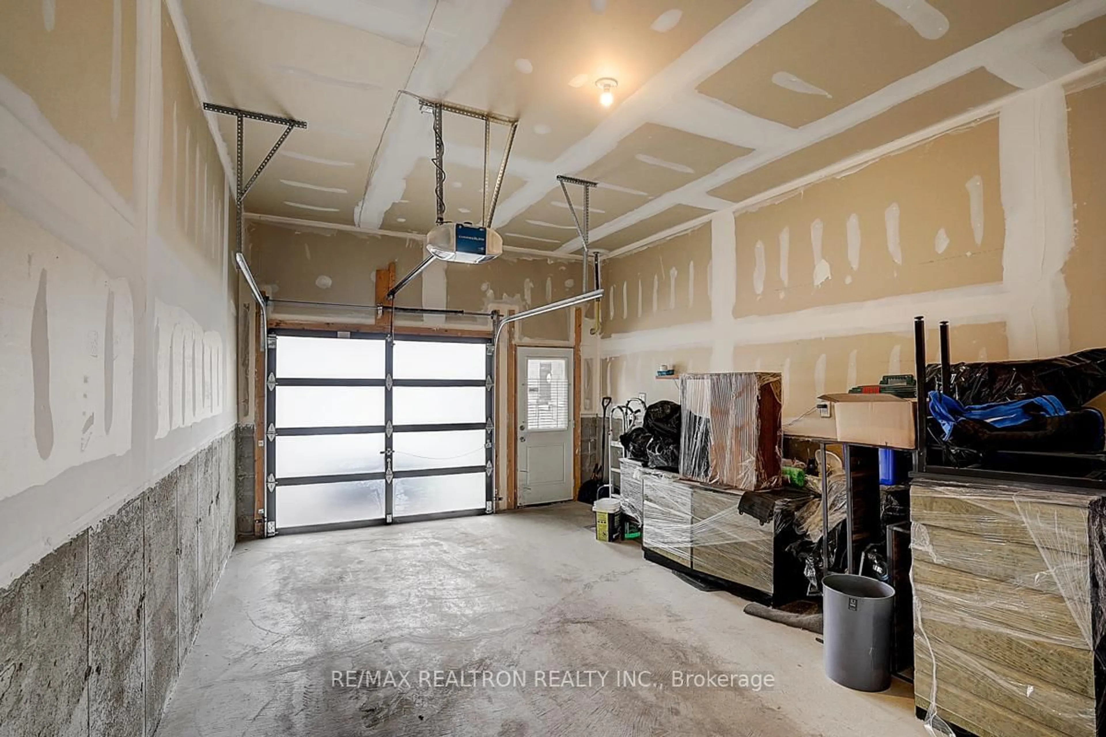 Indoor garage for 2656 Castlegate Crossing N/A, Pickering Ontario L1X 0H8