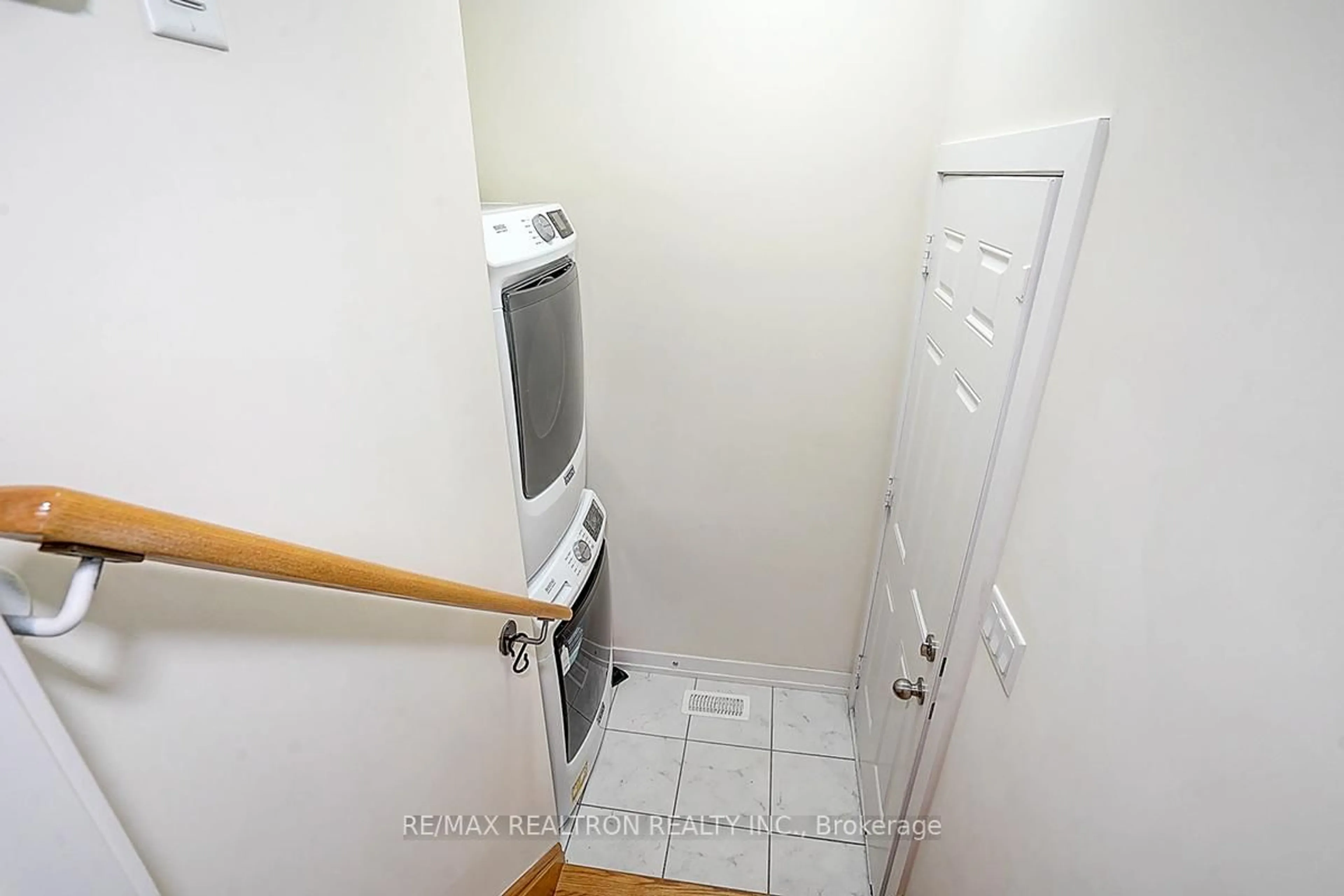 Unknown for 2656 Castlegate Crossing N/A, Pickering Ontario L1X 0H8
