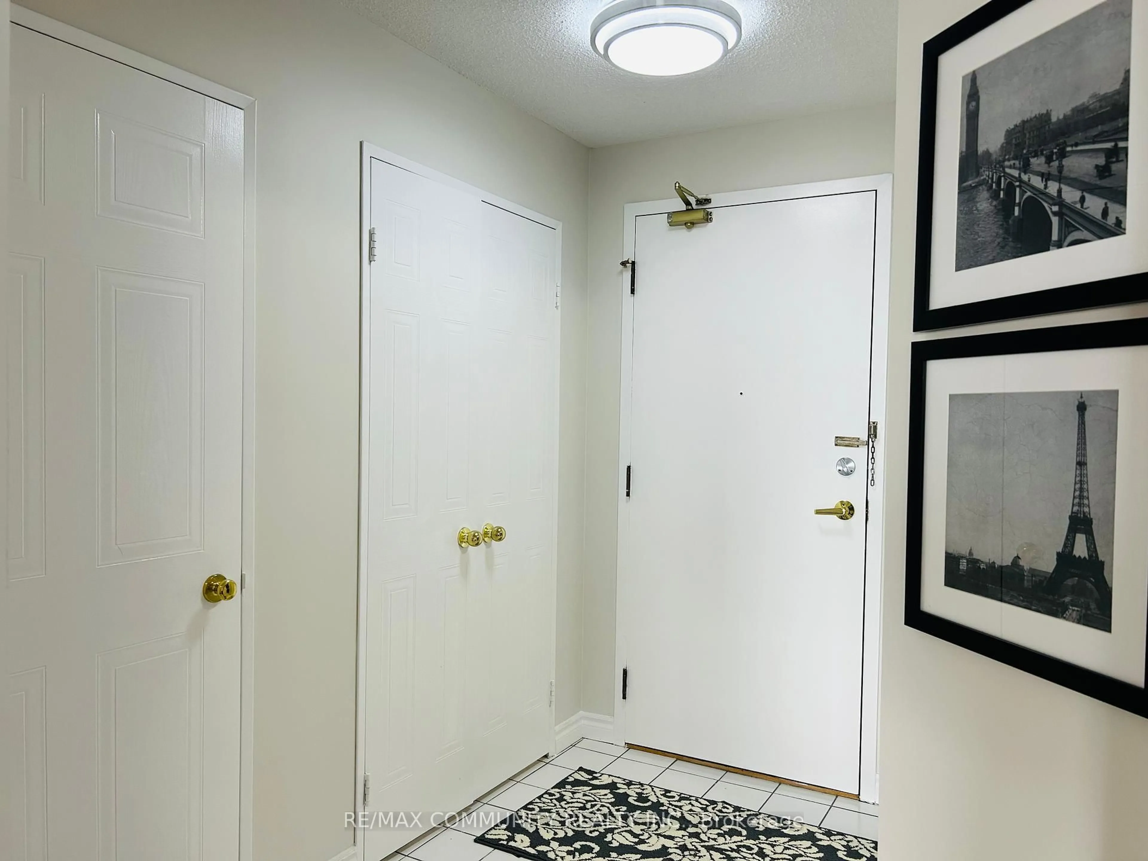 Indoor entryway for 430 Mclevin Ave #1110, Toronto Ontario M1B 5P1