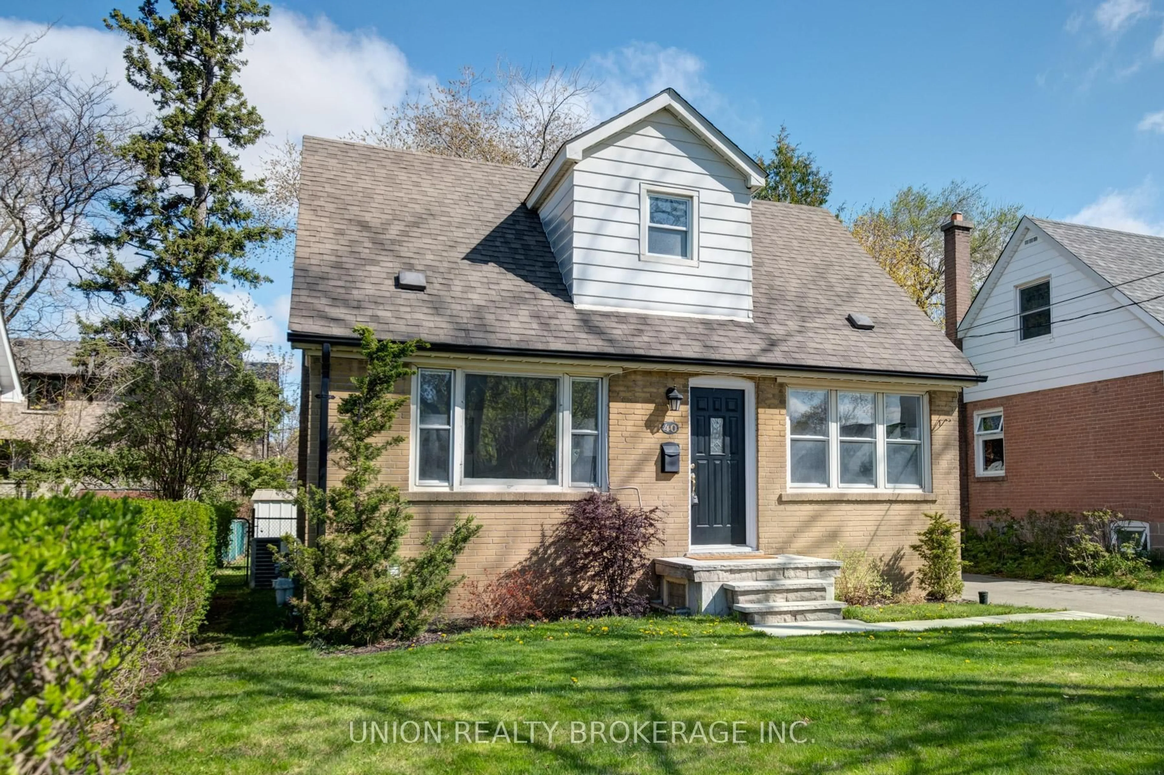 Home with vinyl exterior material, street for 40 Stamford Sq, Toronto Ontario M1L 1X6