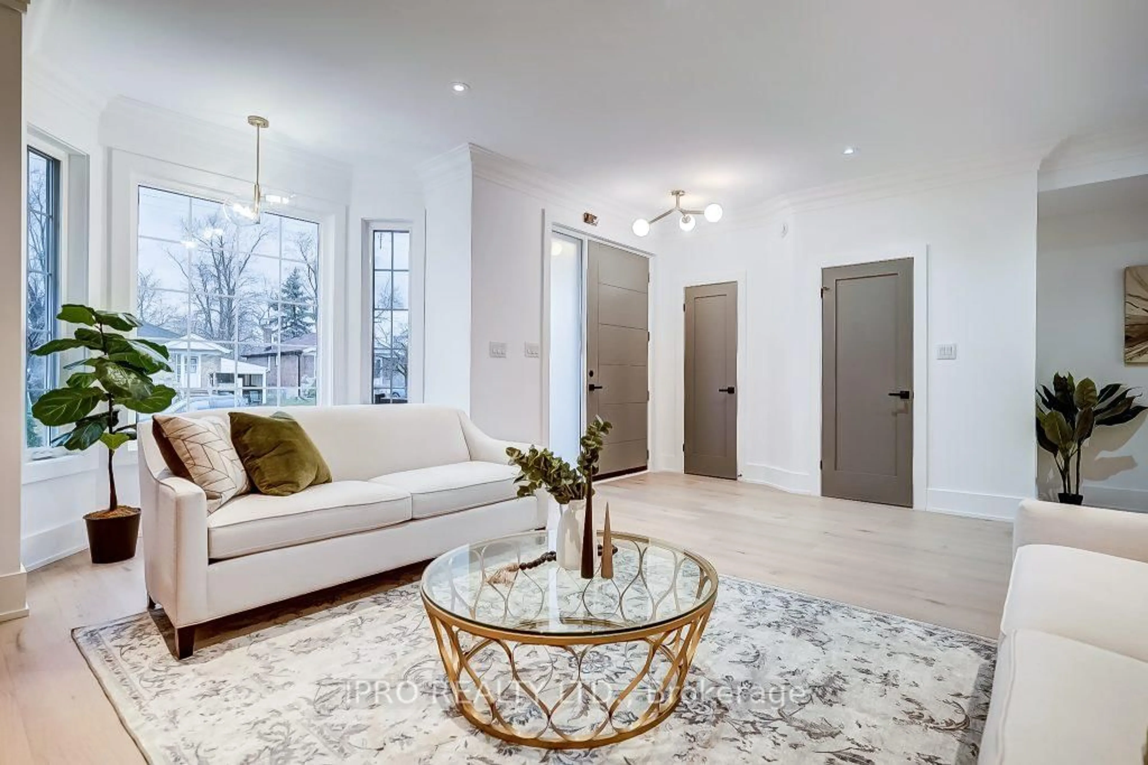Living room with furniture, unknown for 73 Inniswood Dr, Toronto Ontario M1R 1E8