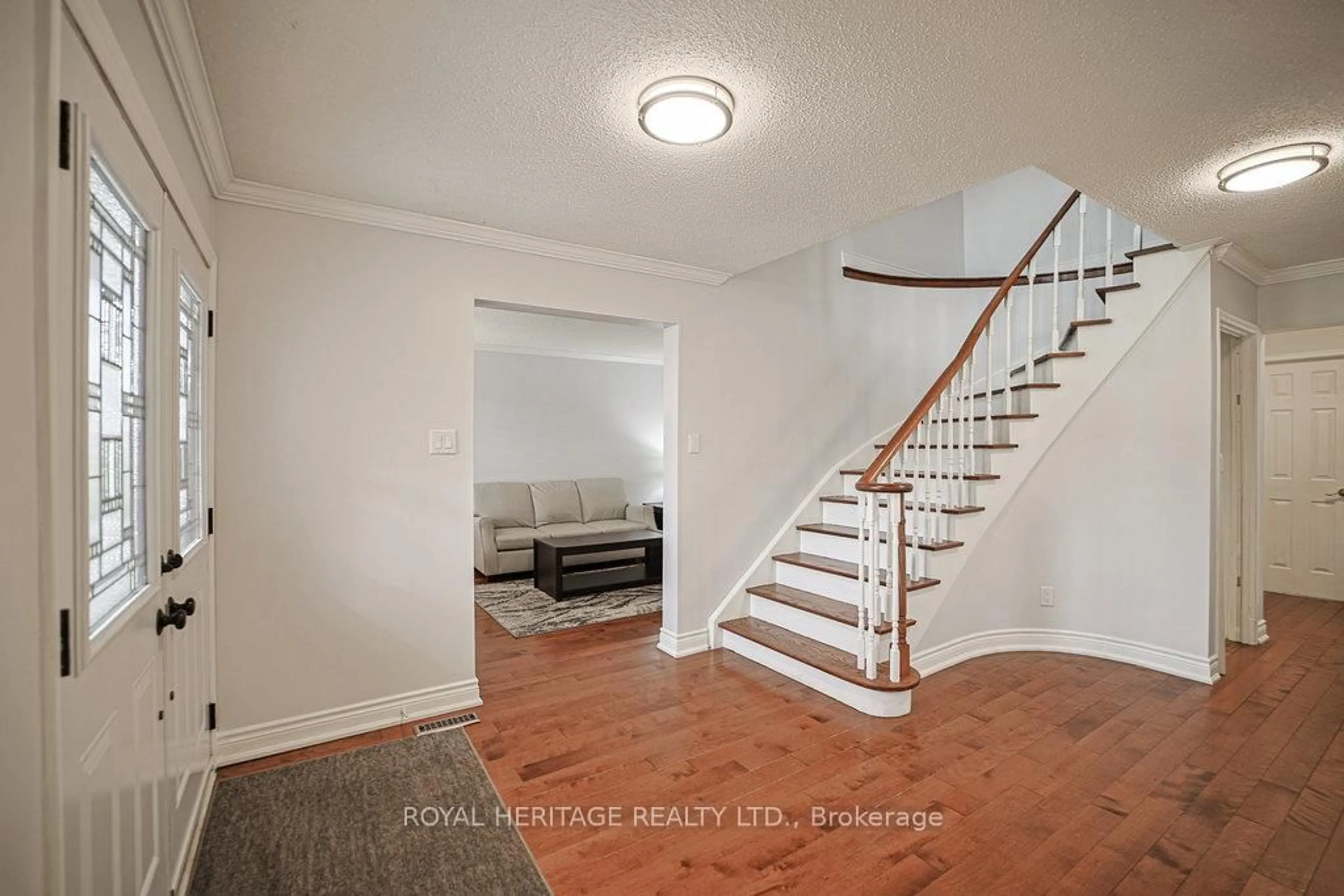 Indoor entryway for 1 Broughton Crt, Whitby Ontario L1N 6Y8