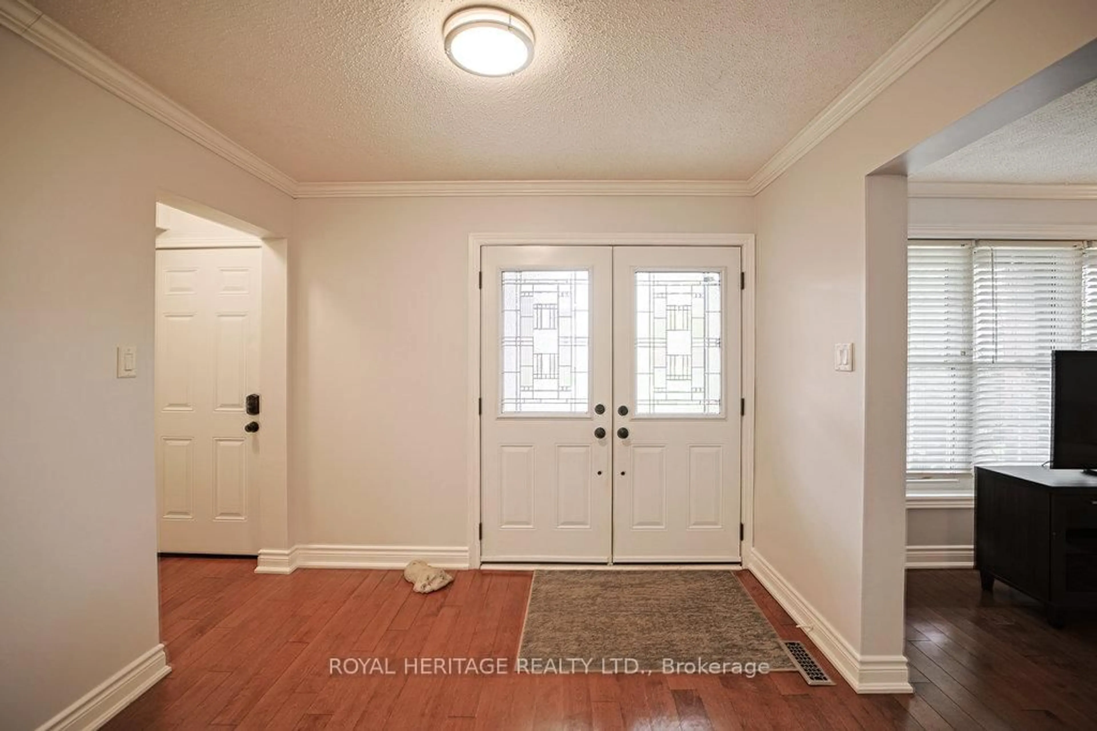 Indoor entryway for 1 Broughton Crt, Whitby Ontario L1N 6Y8
