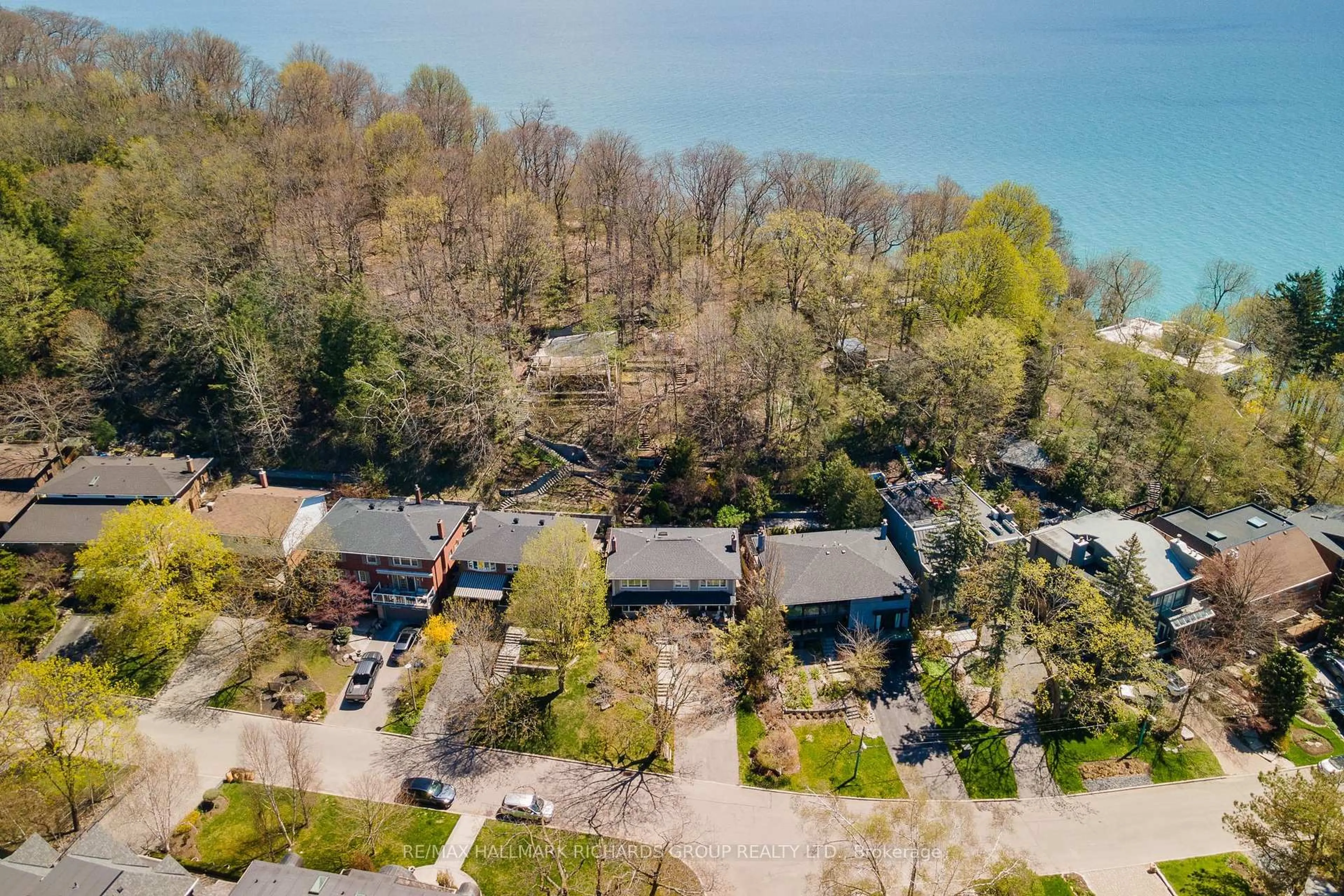 A pic from outside/outdoor area/front of a property/back of a property/a pic from drone, water/lake/river/ocean view for 31 Fallingbrook Dr, Toronto Ontario M1N 1B5