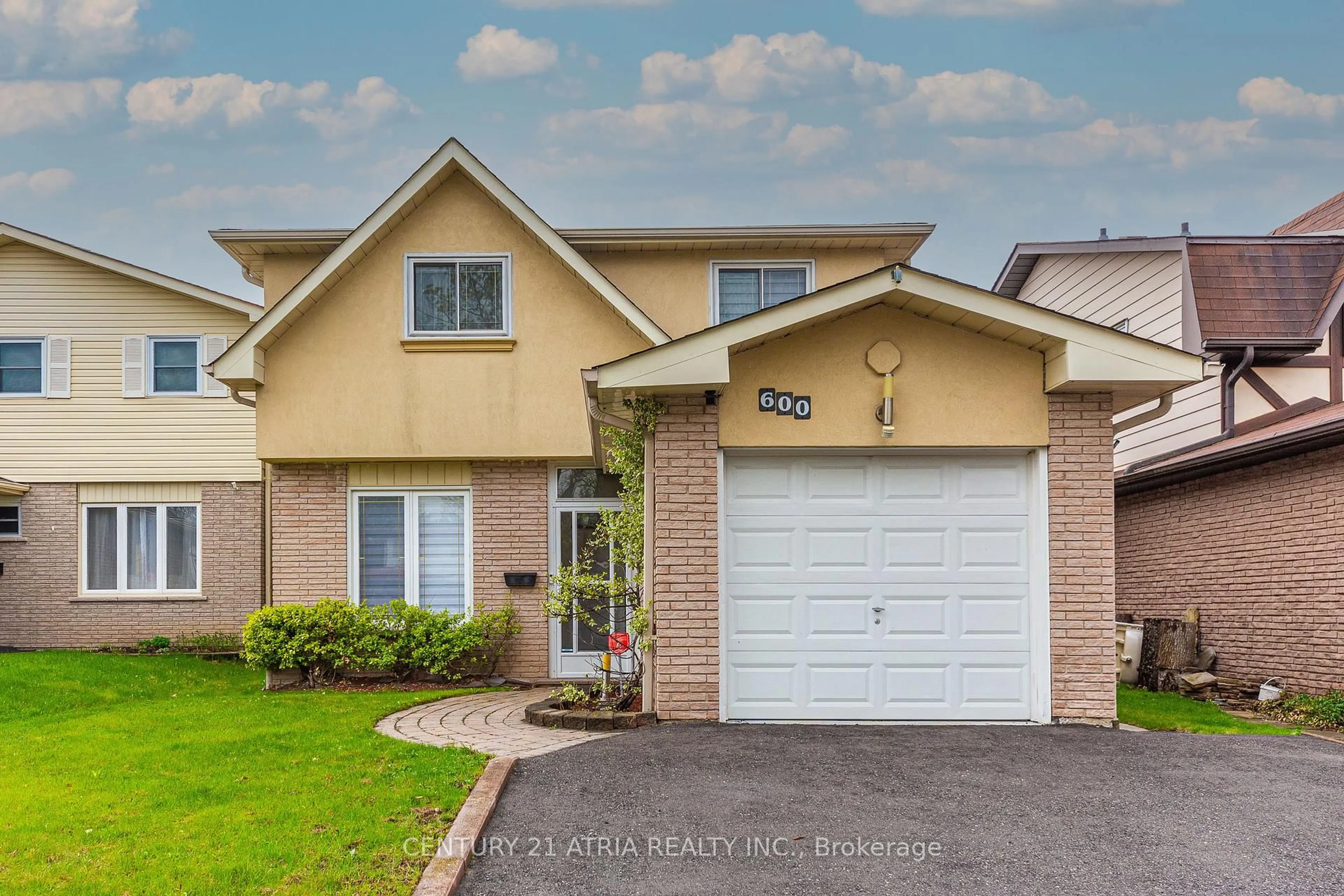 Home with vinyl exterior material, street for 600 Stonebridge Lane, Pickering Ontario L1W 3B3