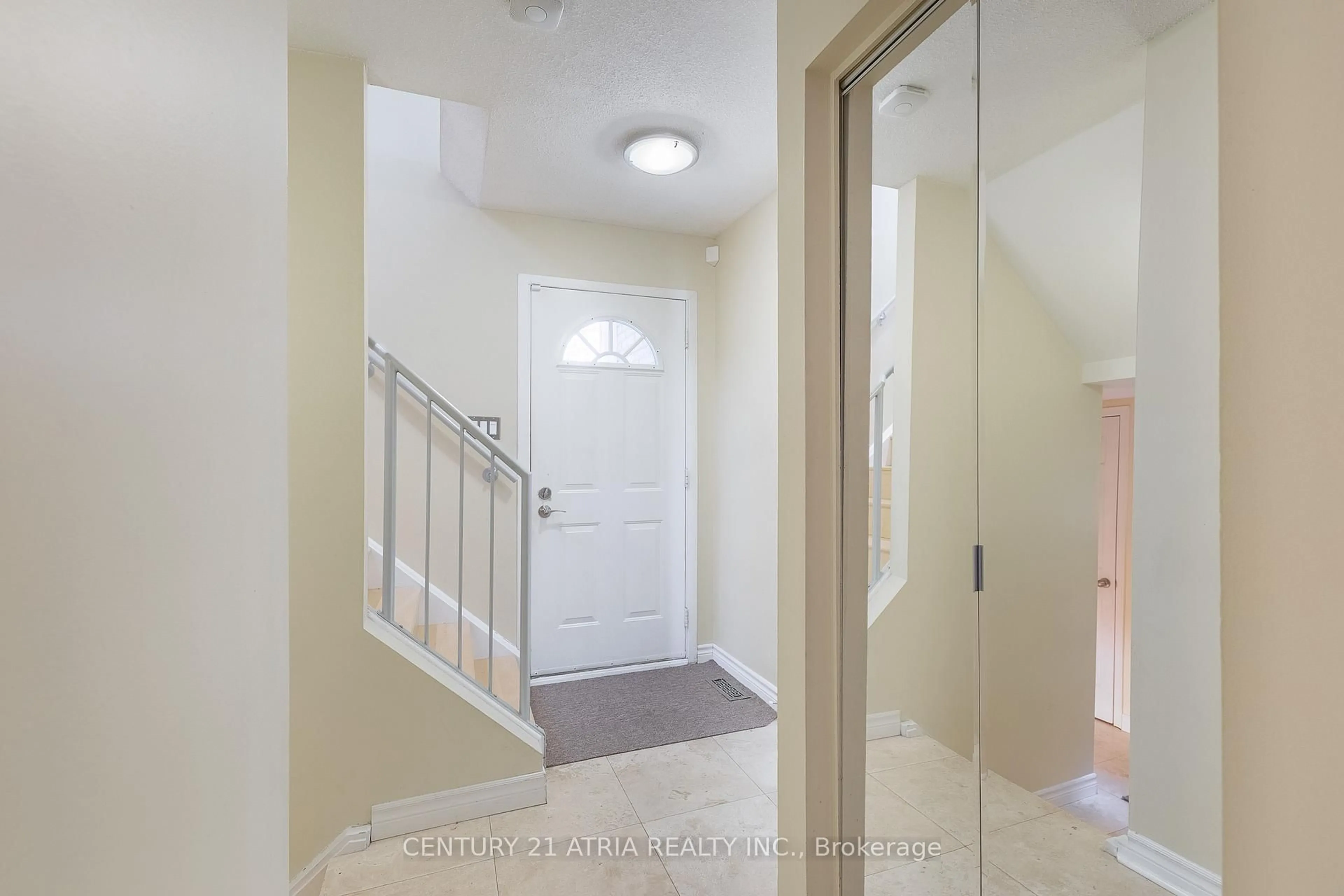 Indoor entryway for 600 Stonebridge Lane, Pickering Ontario L1W 3B3
