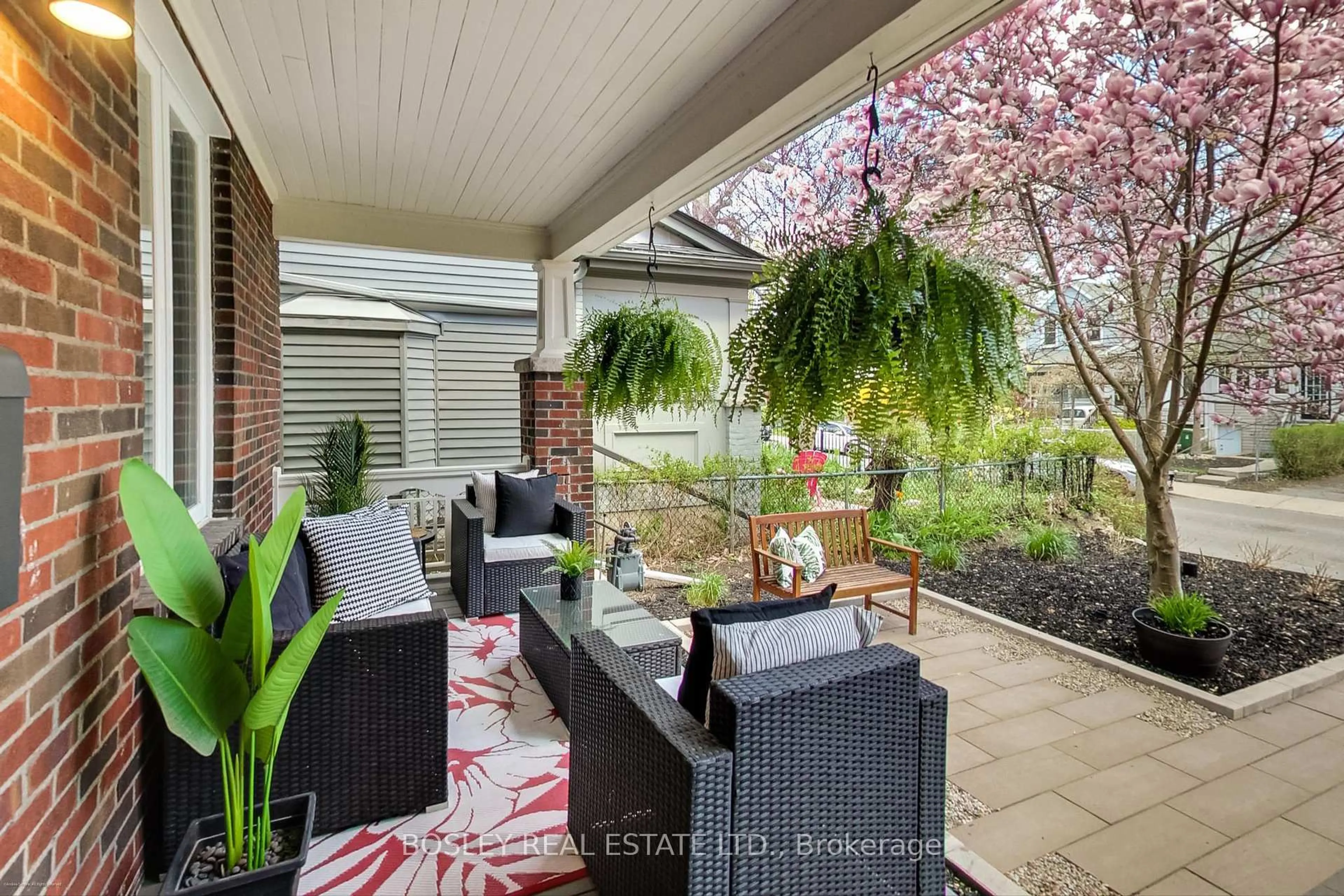 Patio, street for 206 Ashdale Ave, Toronto Ontario M4L 2Y9