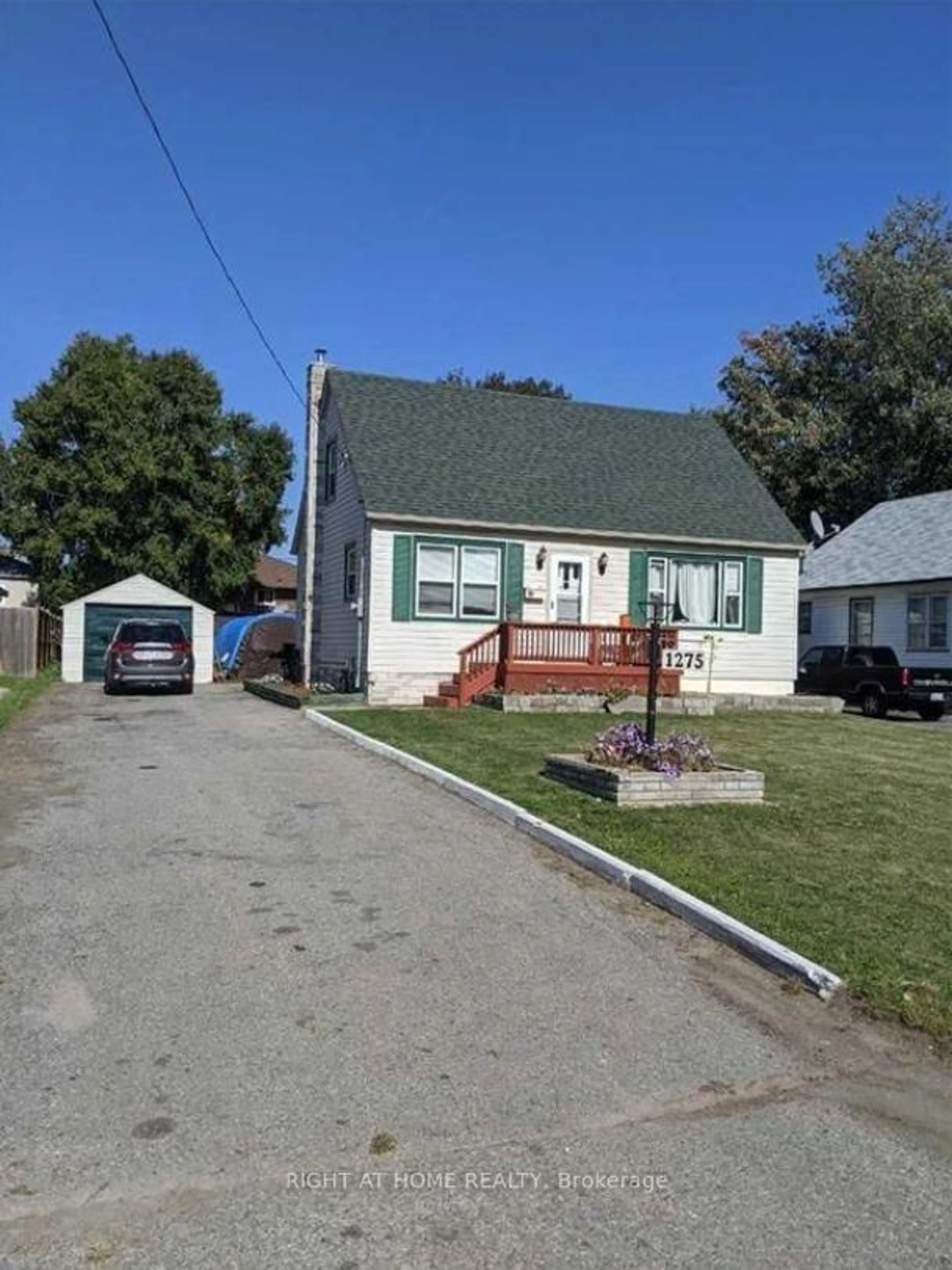 A pic from outside/outdoor area/front of a property/back of a property/a pic from drone, street for 1275 Simcoe St, Oshawa Ontario L1H 4M1