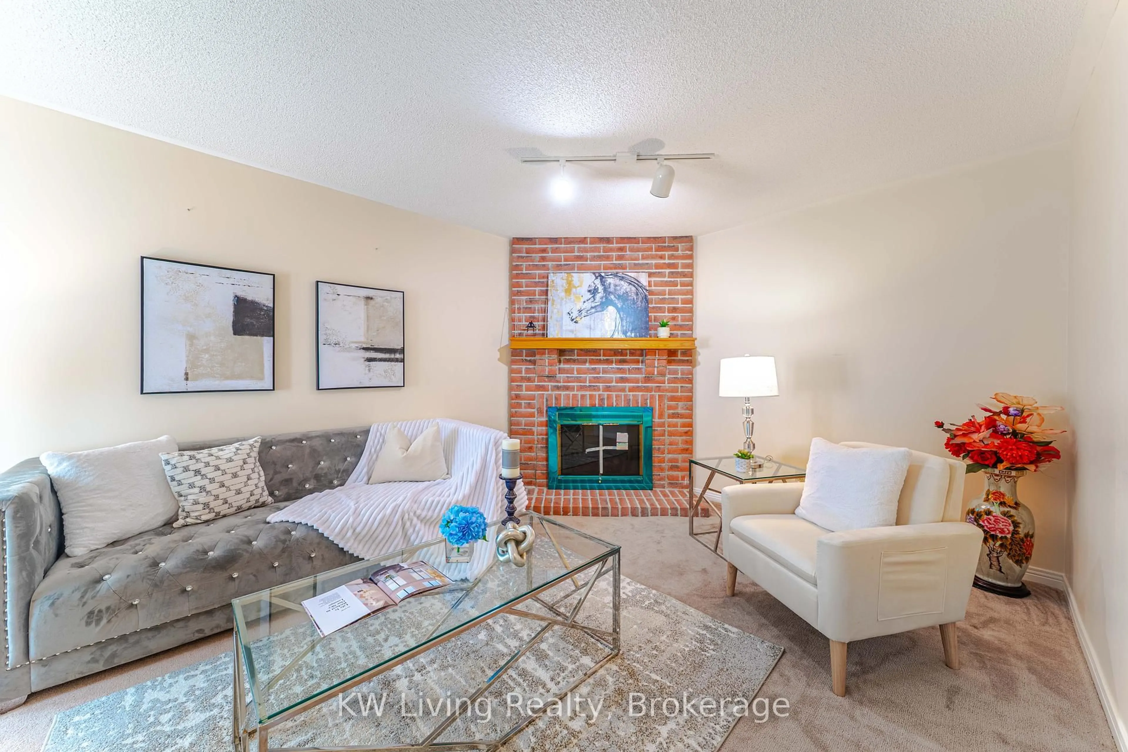 Living room with furniture, unknown for 39 Duxbury Dr, Toronto Ontario M1V 5H2
