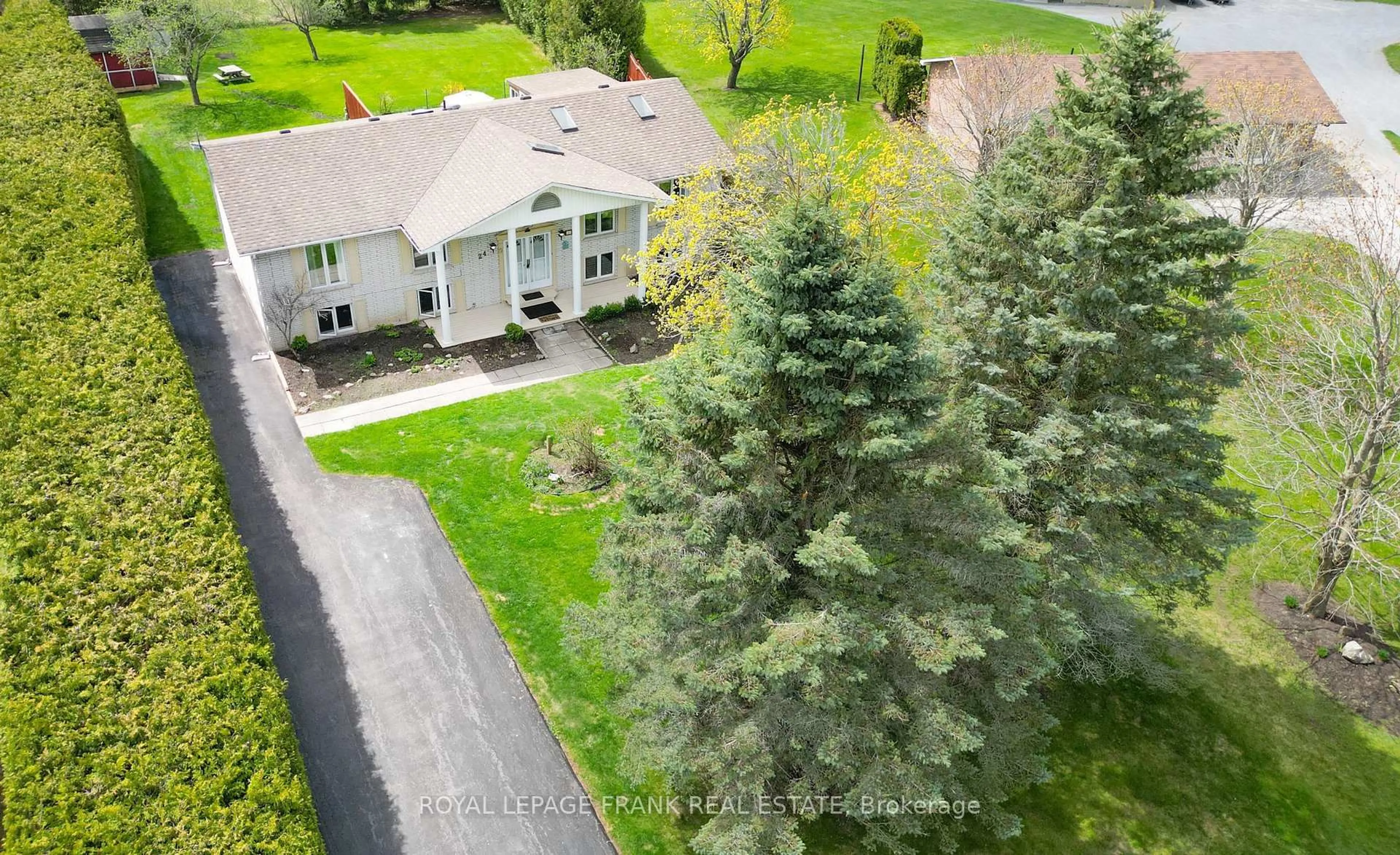 A pic from outside/outdoor area/front of a property/back of a property/a pic from drone, street for 24 Pearl Dr, Scugog Ontario L0C 1B0