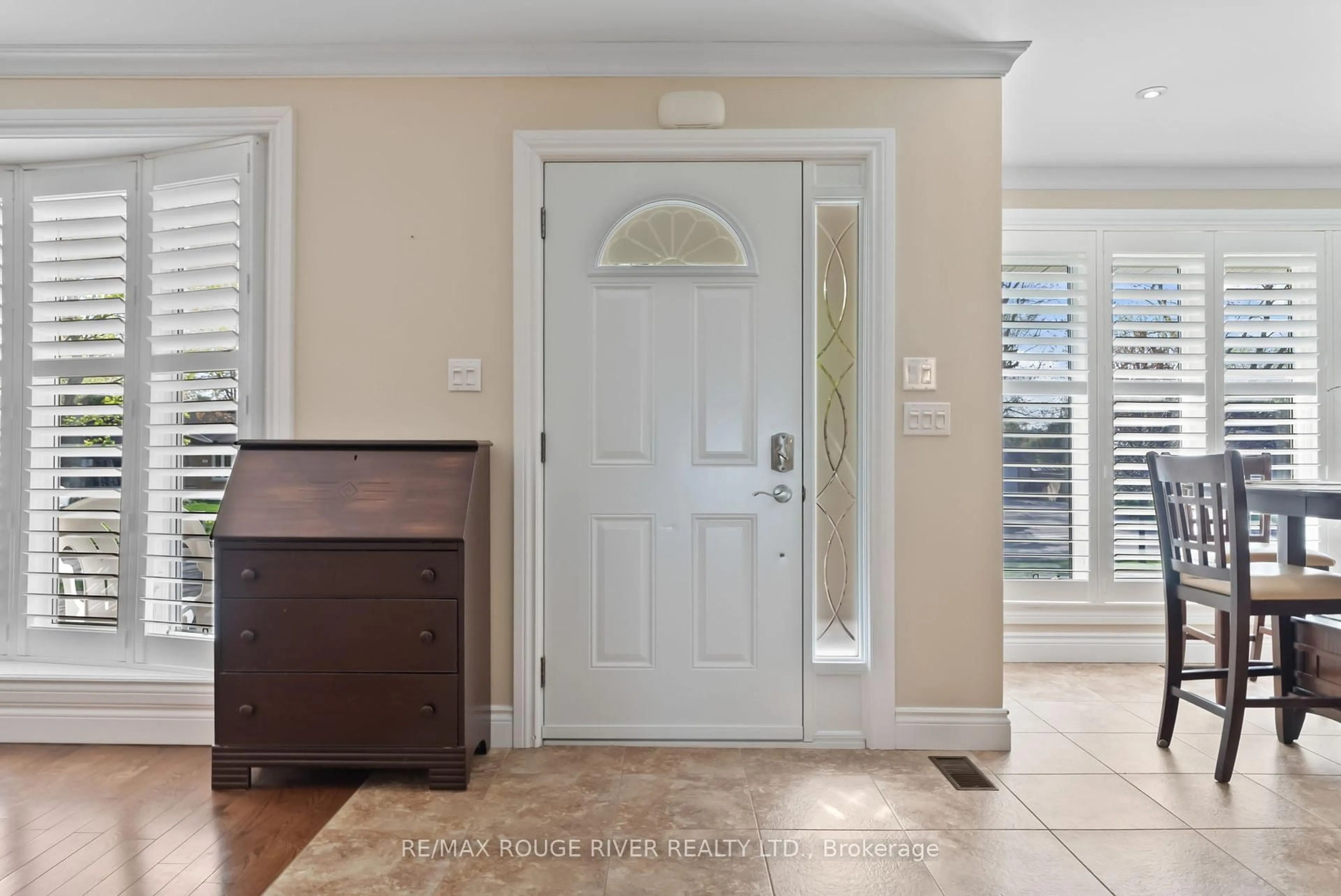 Indoor entryway for 59 Brunswick St, Oshawa Ontario L1H 6P2