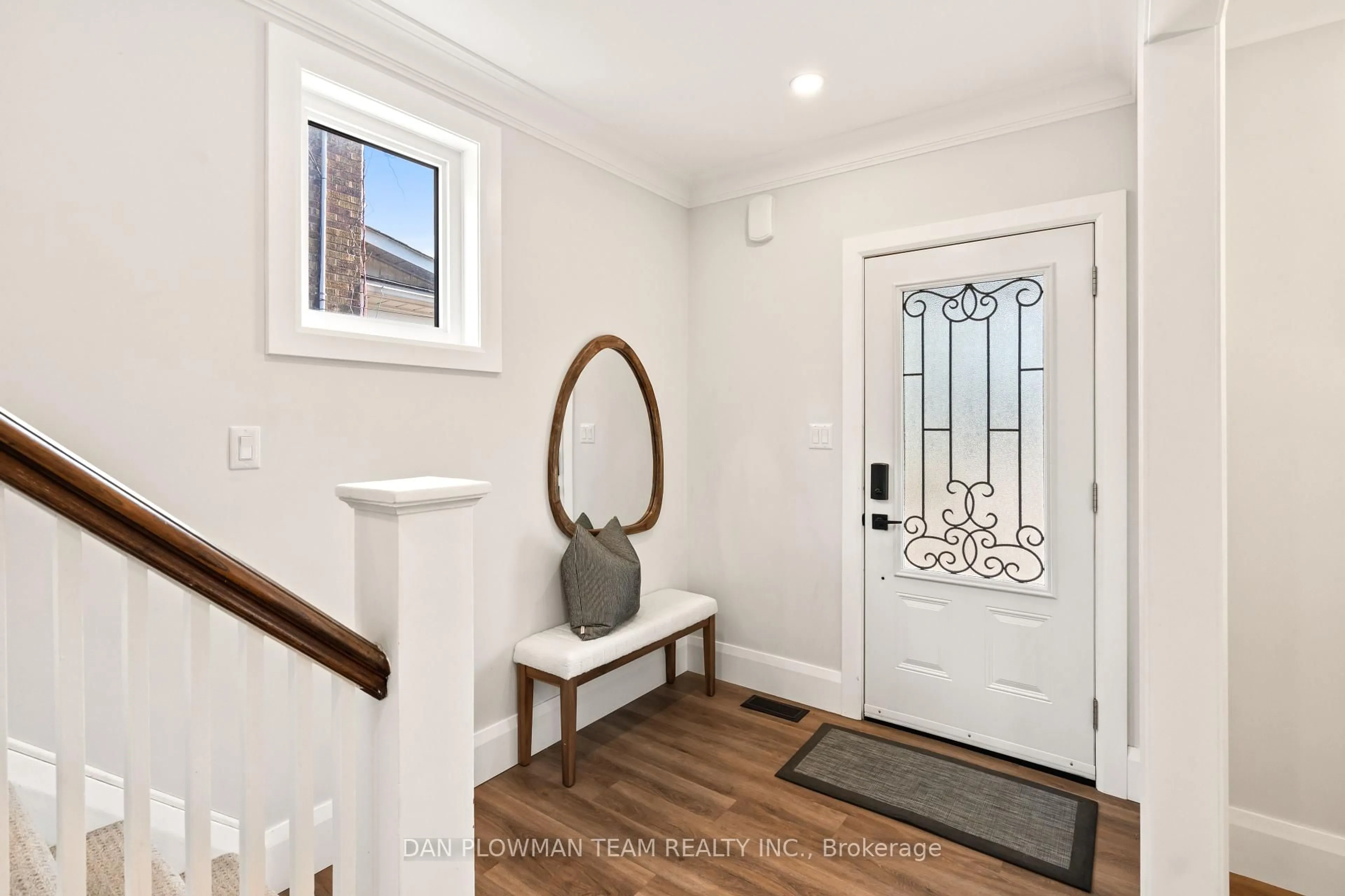 Indoor entryway for 209 Oshawa Blvd, Oshawa Ontario L1G 5S8