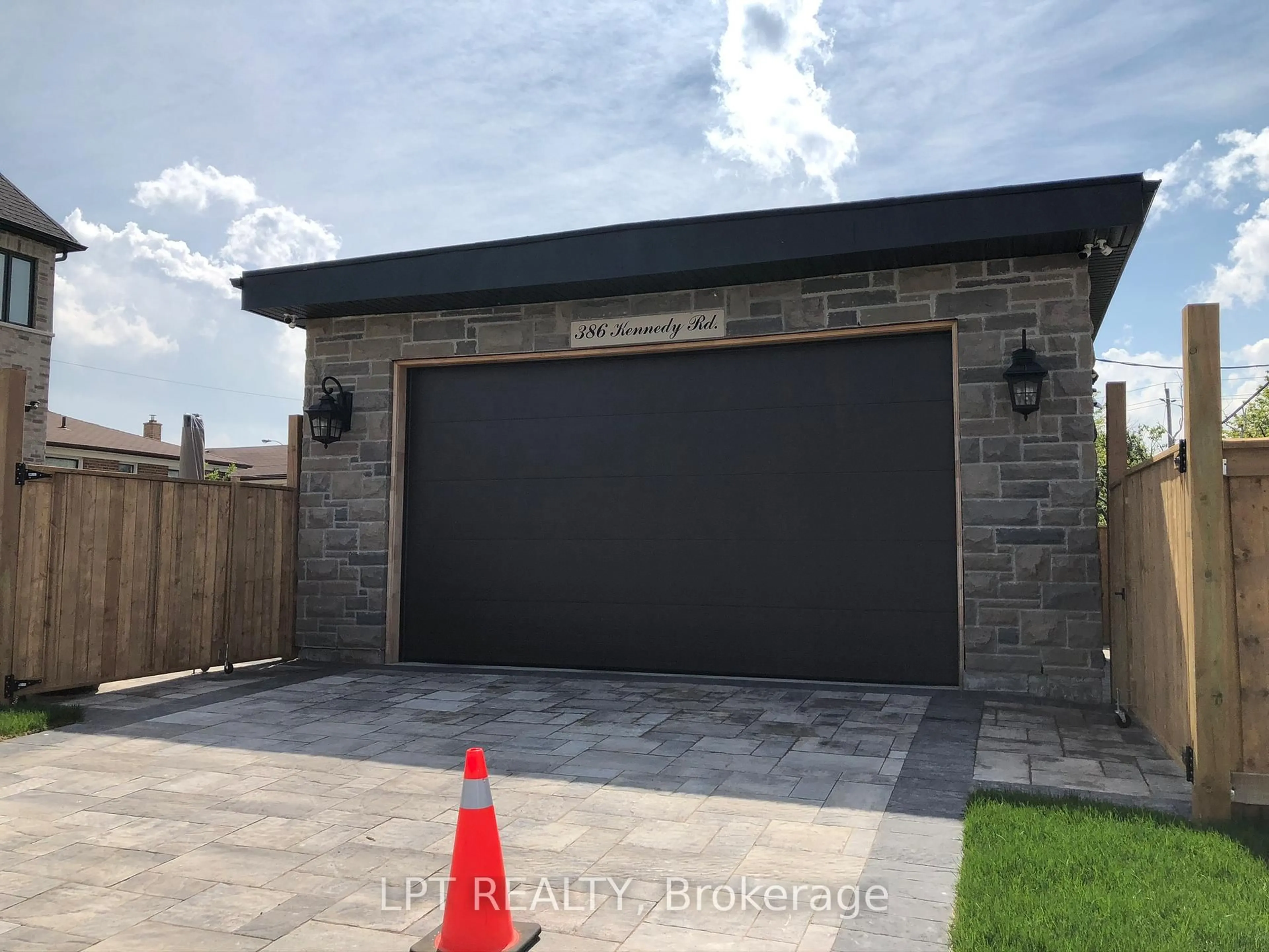 Indoor garage for 386 Kennedy Rd, Toronto Ontario M1K 2A6