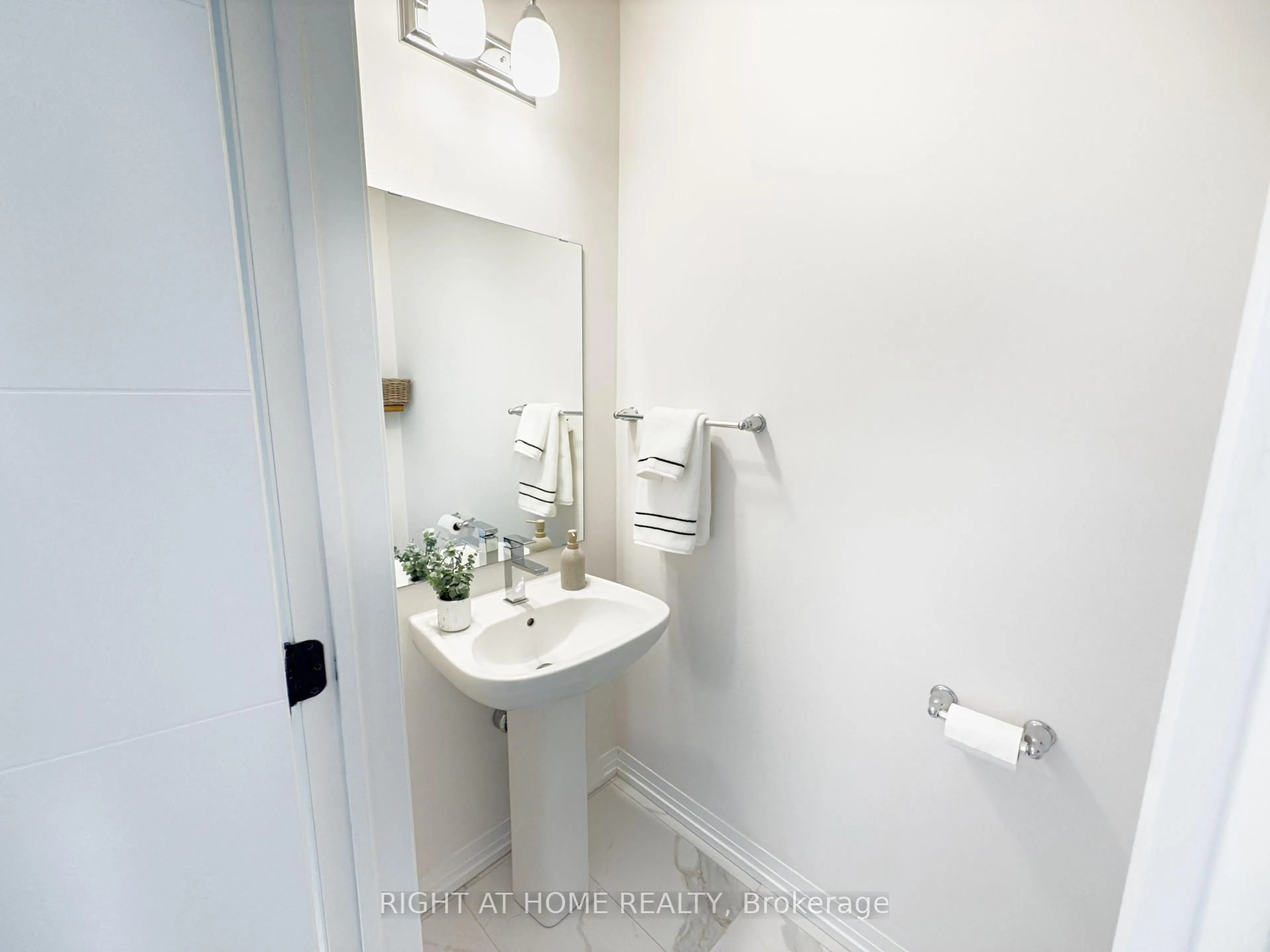 Standard bathroom, ceramic/tile floor for 31 Bavin St, Clarington Ontario L1C 7H5