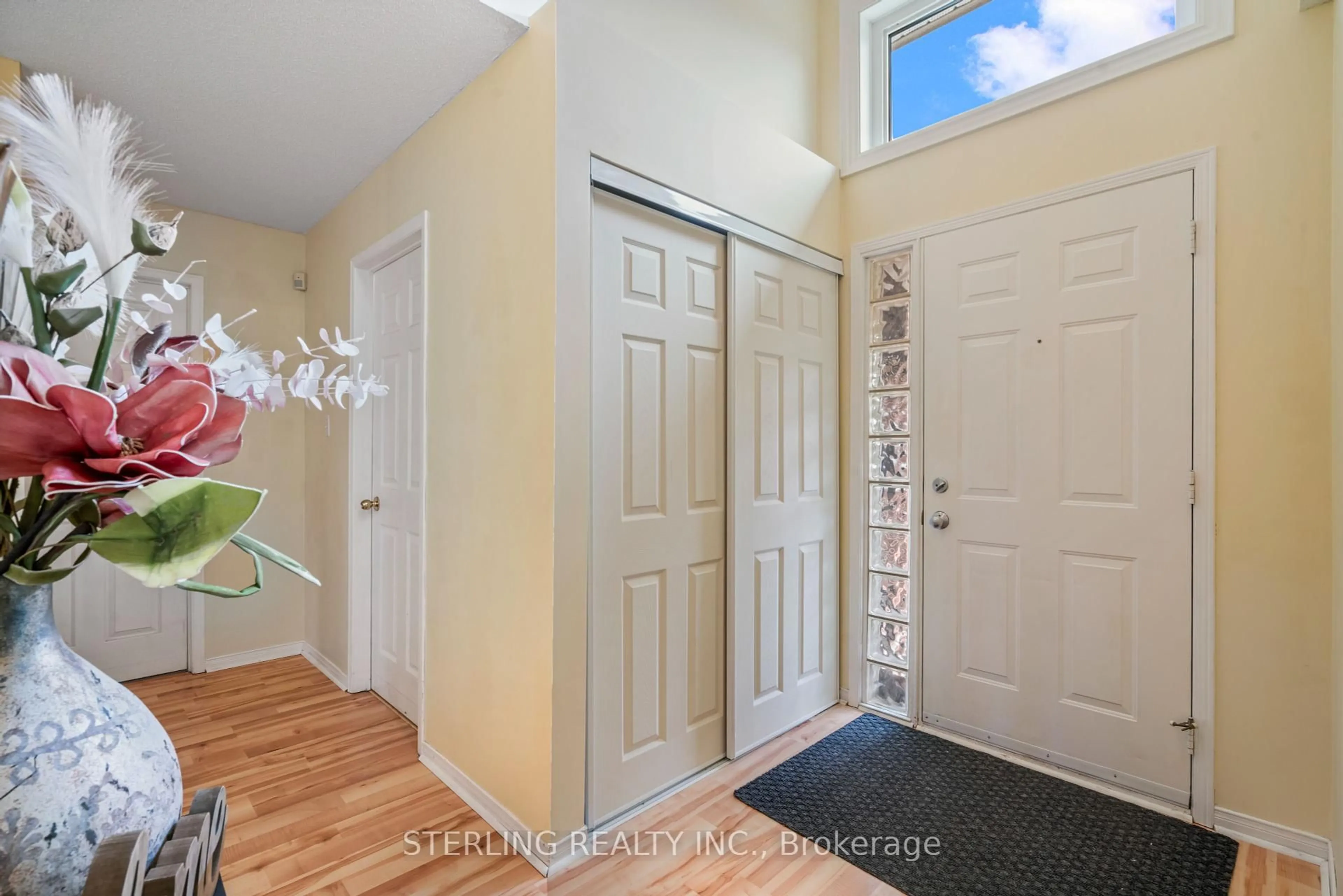 Indoor entryway for 718 Aspen Rd, Pickering Ontario L1V 3Z1