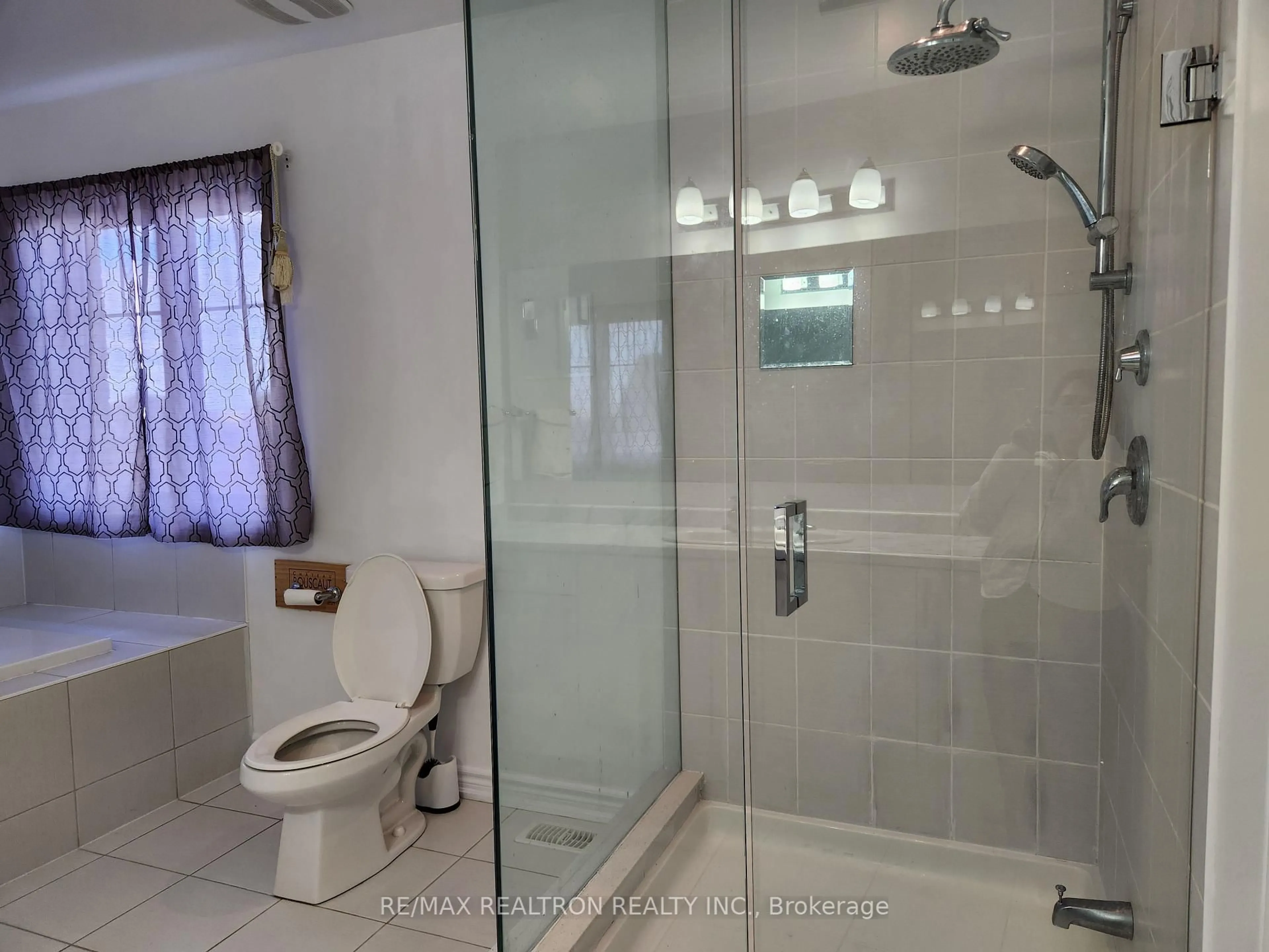 Standard bathroom, ceramic/tile floor for 2383 Dobbinton St, Oshawa Ontario L1L 0L4