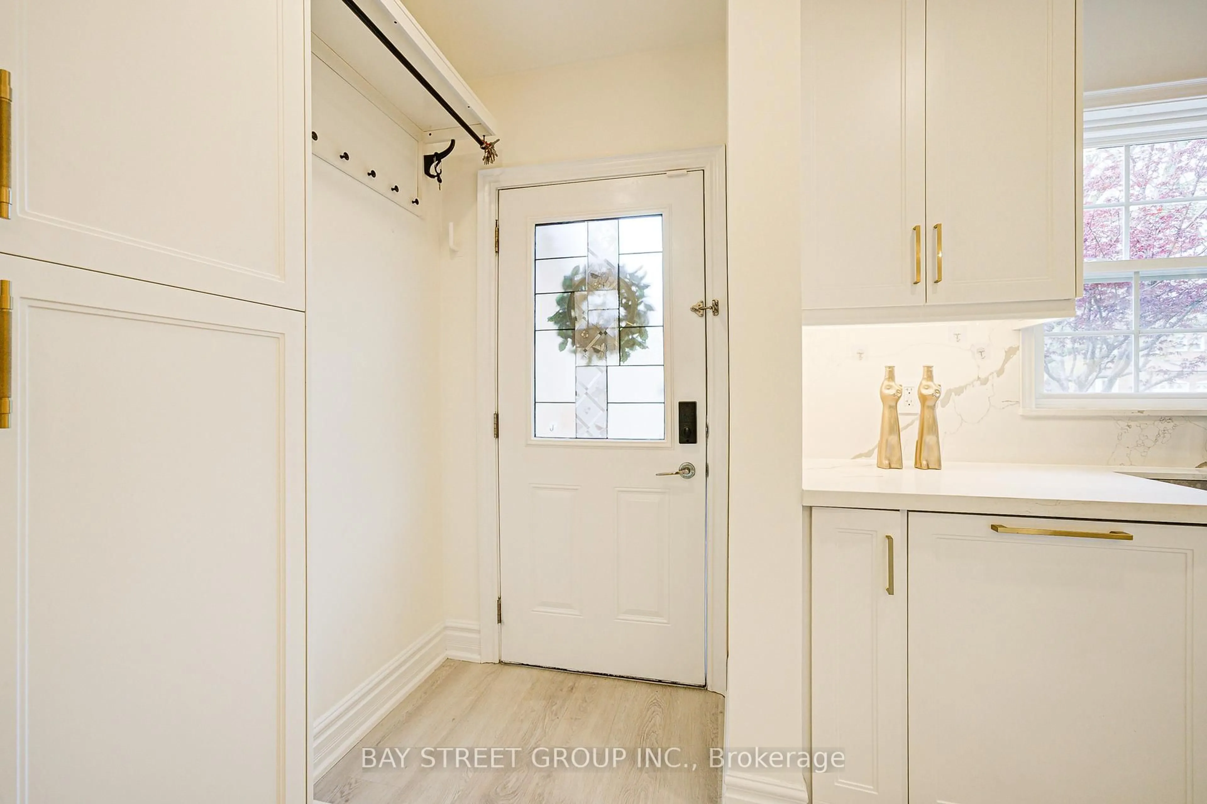 Indoor entryway for 102 Mossbrook Cres, Toronto Ontario M1W 2W9