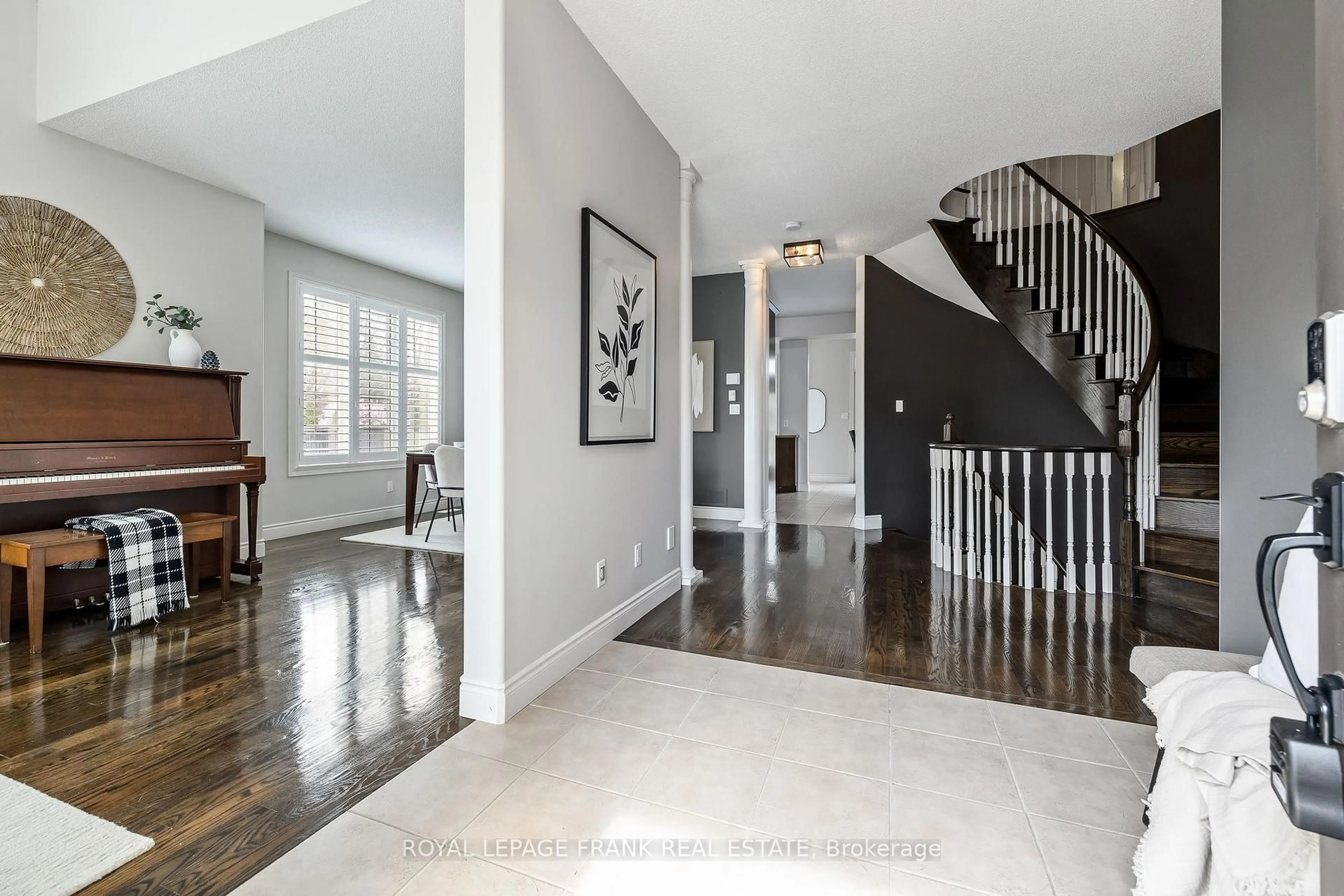 Indoor entryway for 2262 Pindar Cres, Oshawa Ontario L1L 0C6
