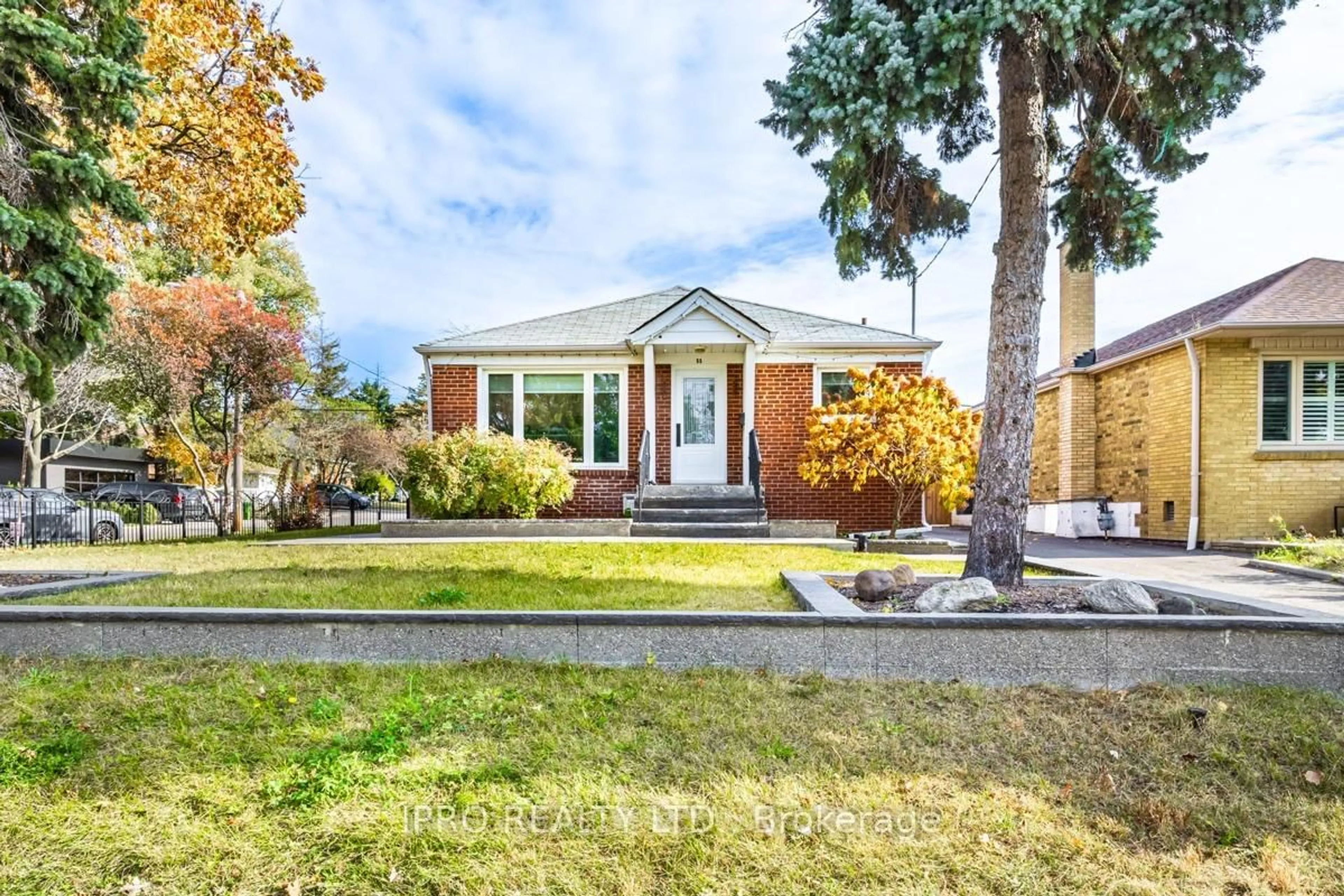 A pic from outside/outdoor area/front of a property/back of a property/a pic from drone, street for 55 Lilian Dr, Toronto Ontario M1R 3W2