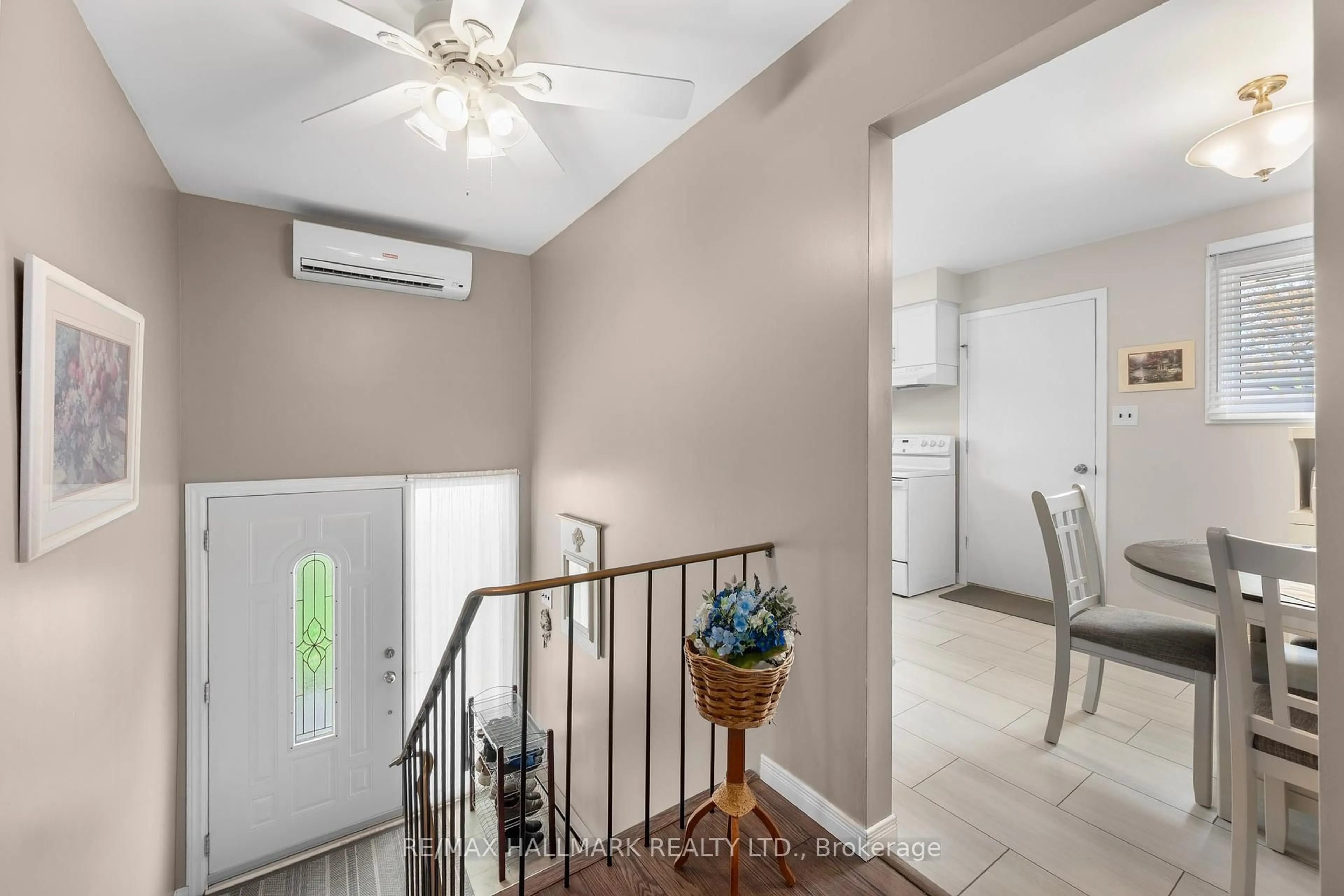 Indoor entryway for 385 Lambeth Crt, Oshawa Ontario L1G 6W1