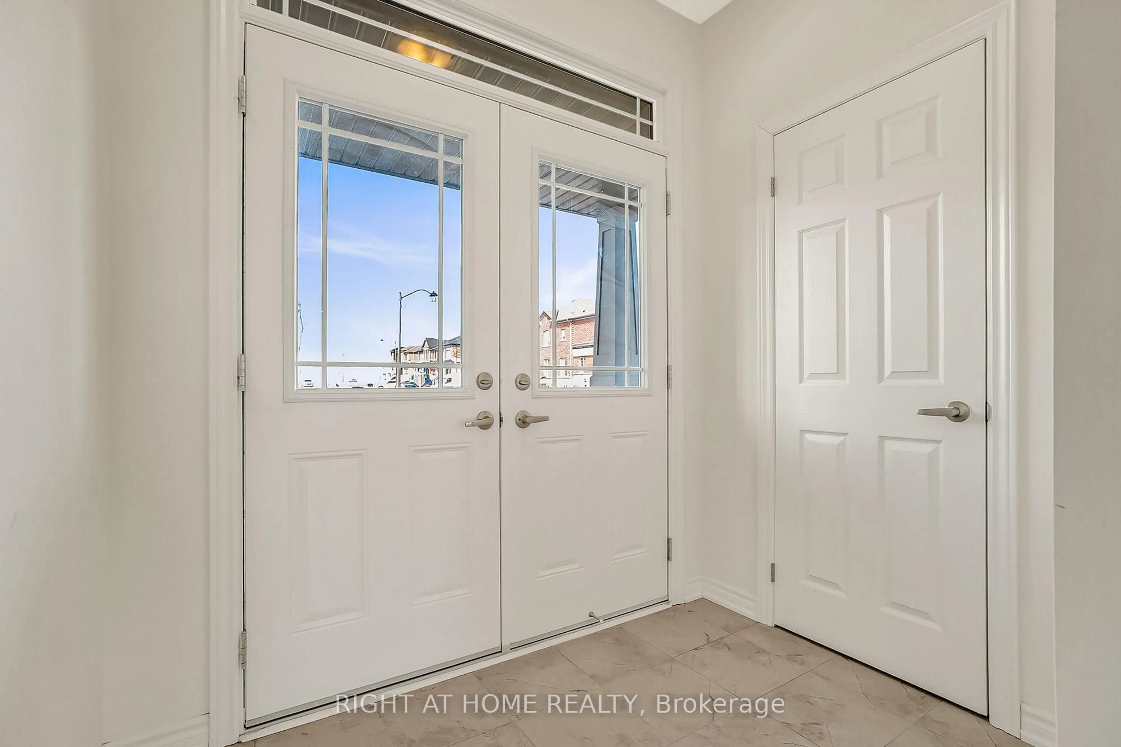 Indoor entryway for 2091 Hallandale St, Oshawa Ontario L1H 8L7