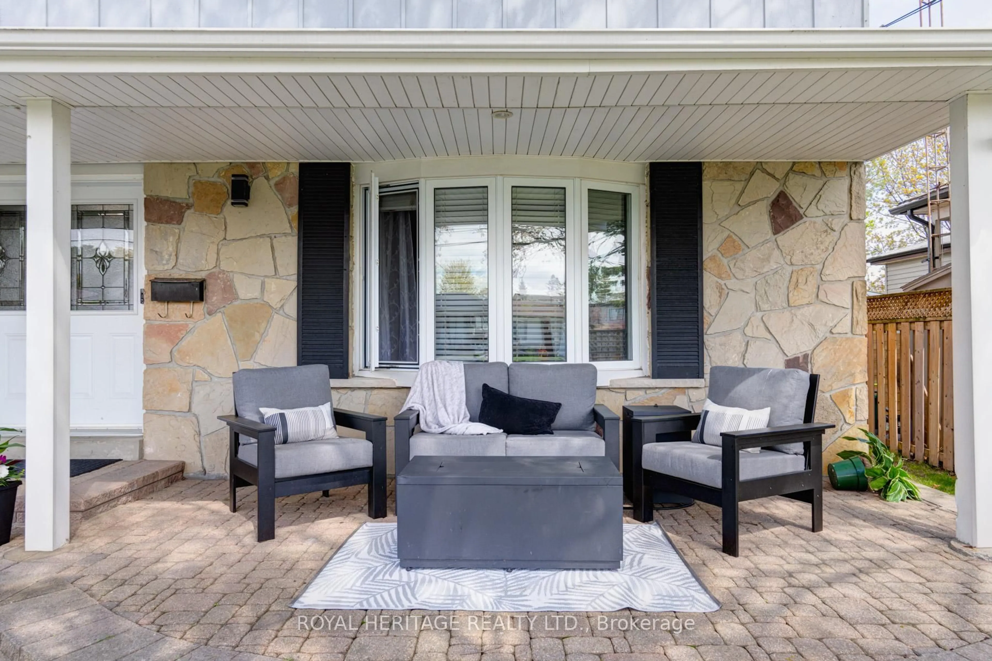 Patio, street for 799 Oliva St, Pickering Ontario L1W 2V9