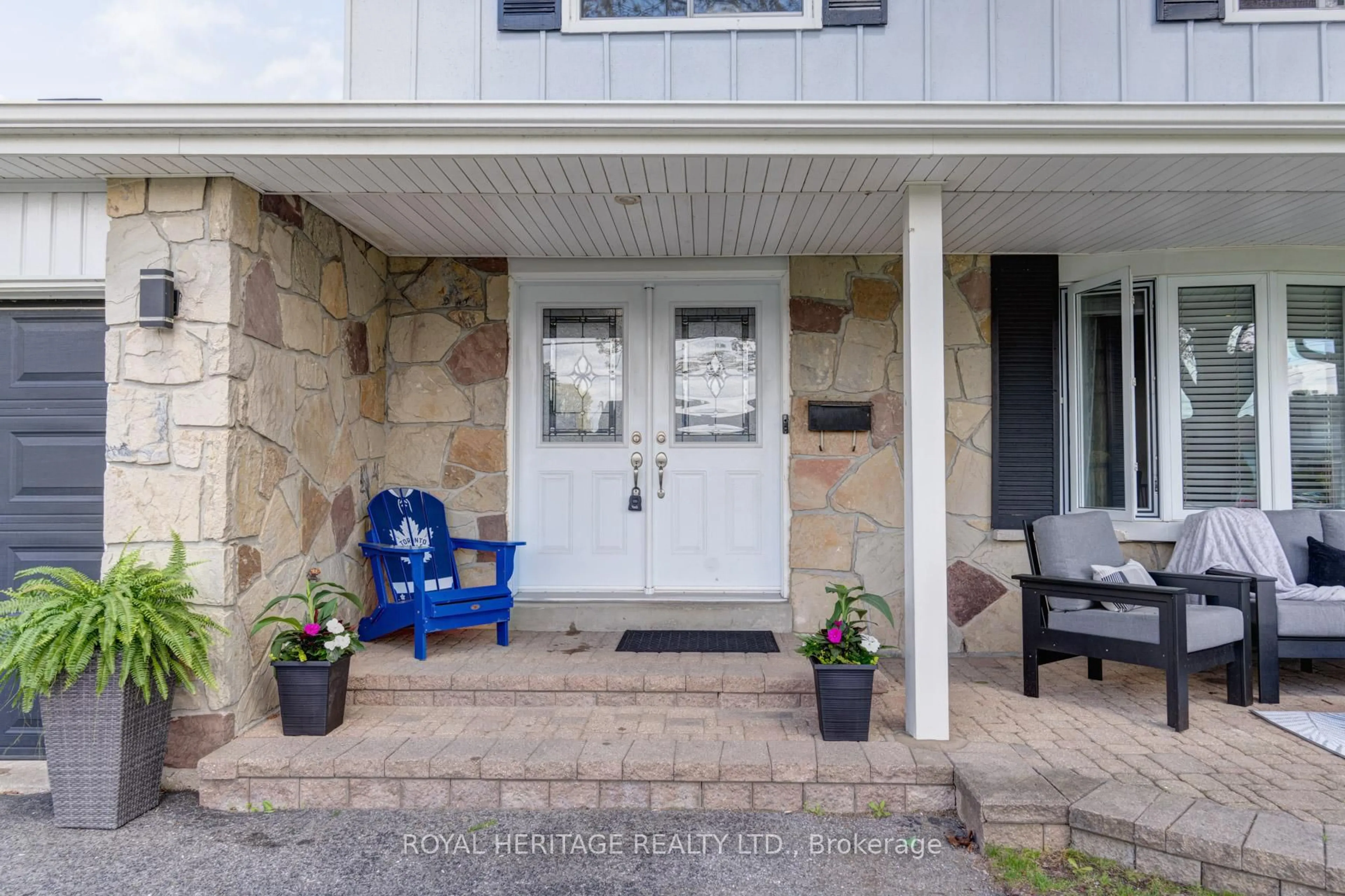 Indoor entryway for 799 Oliva St, Pickering Ontario L1W 2V9
