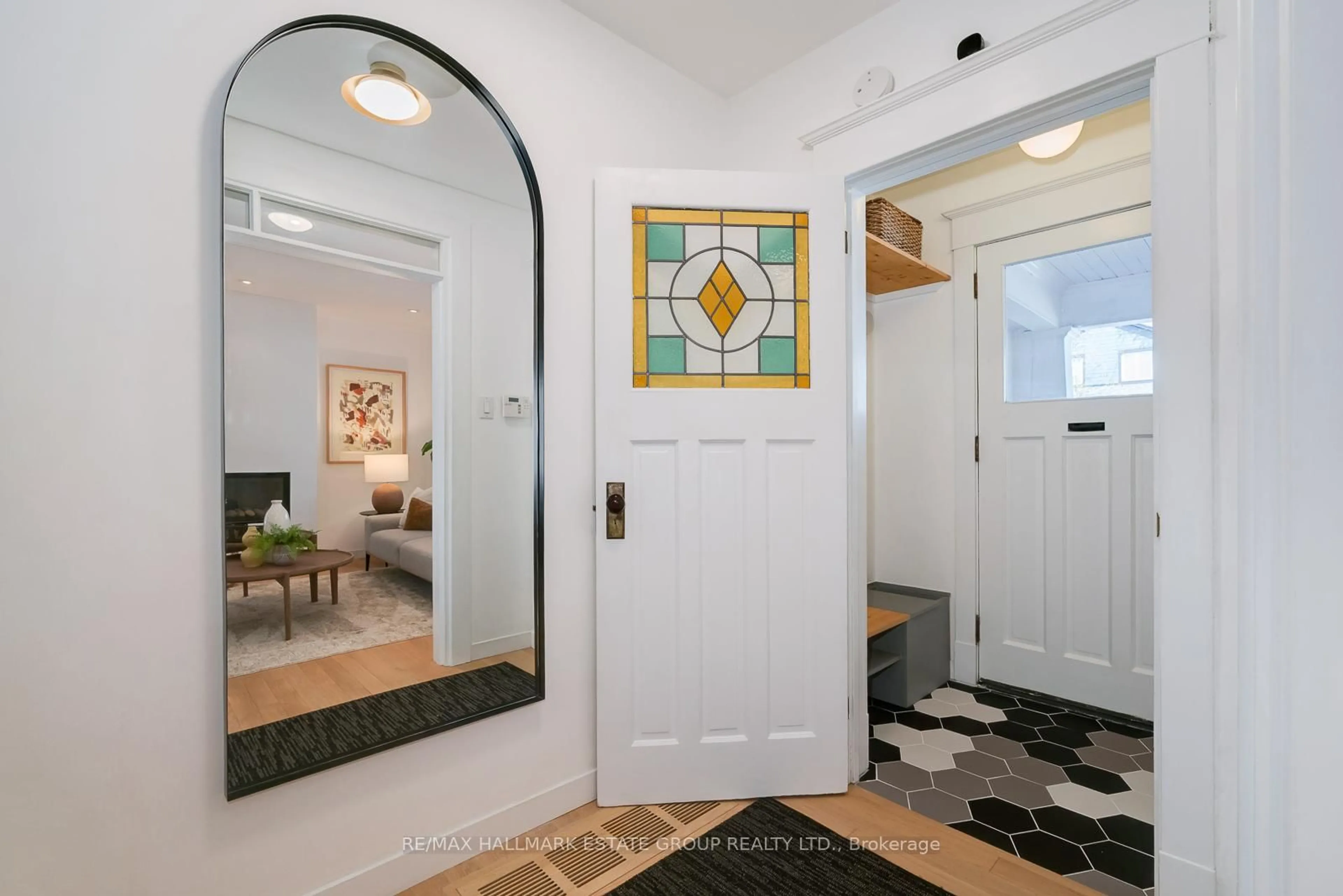 Indoor entryway for 176 Golfview Ave, Toronto Ontario M4E 2K5