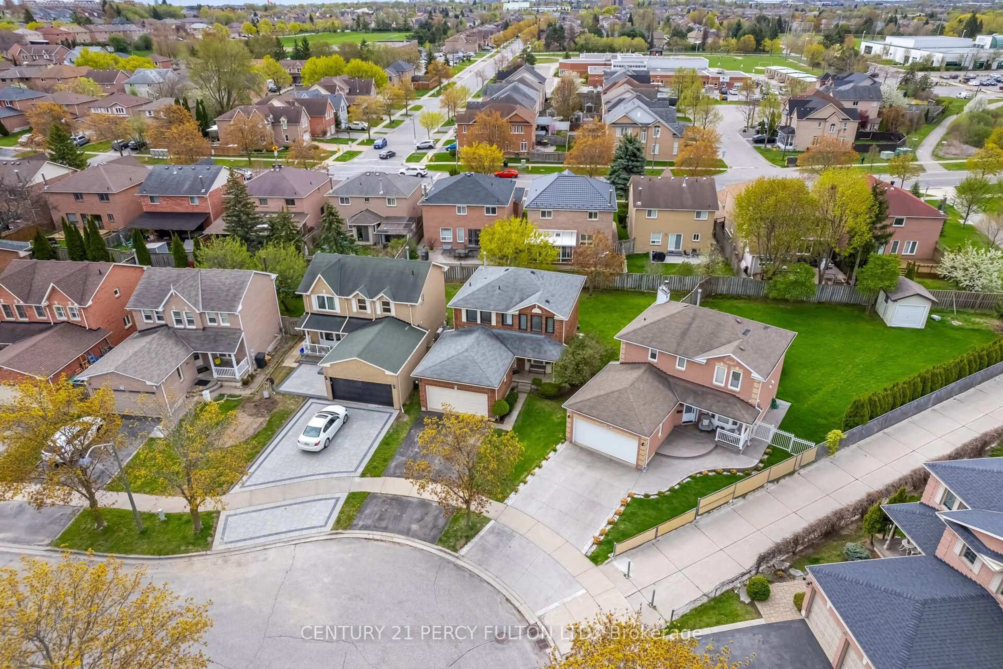 A pic from outside/outdoor area/front of a property/back of a property/a pic from drone, street for 28 Noake Cres, Ajax Ontario L1T 3L4