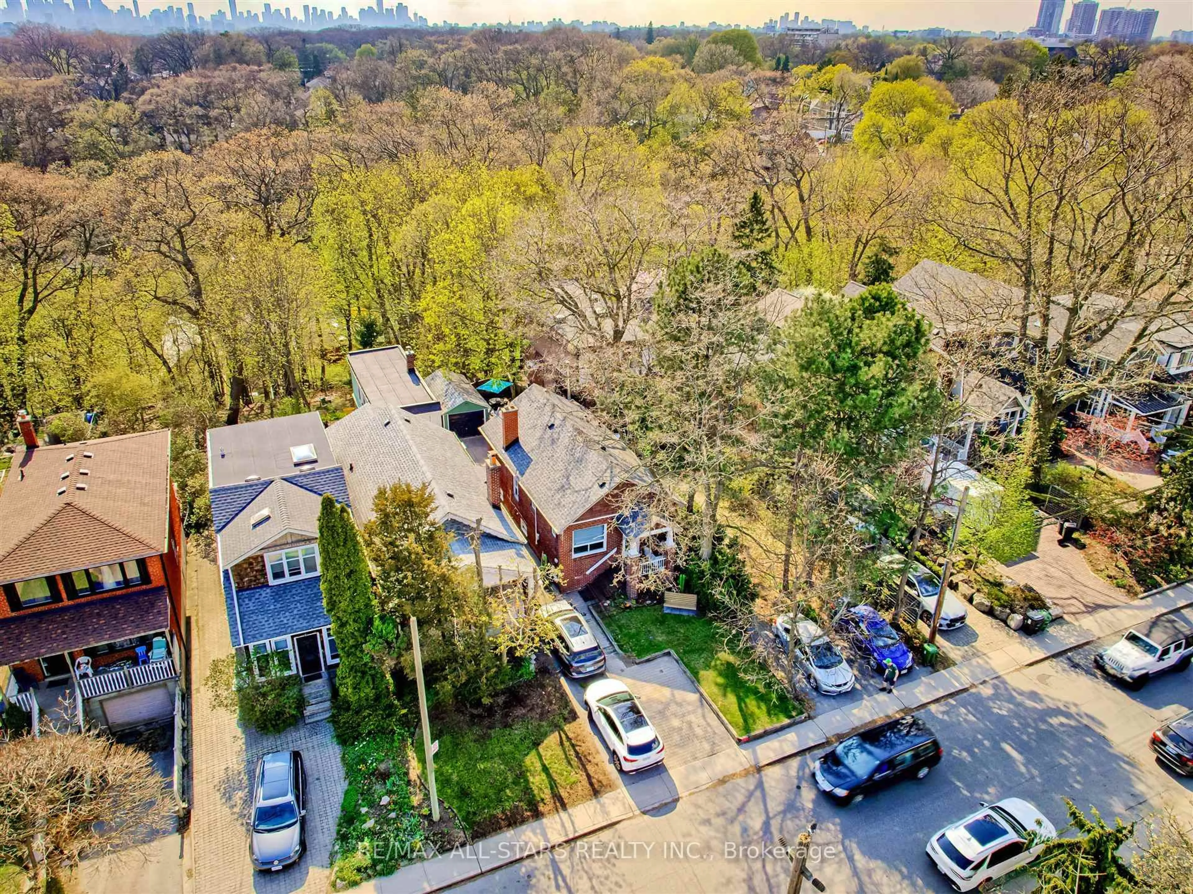 A pic from outside/outdoor area/front of a property/back of a property/a pic from drone, street for 98 Victoria Park Ave, Toronto Ontario M4E 3R9