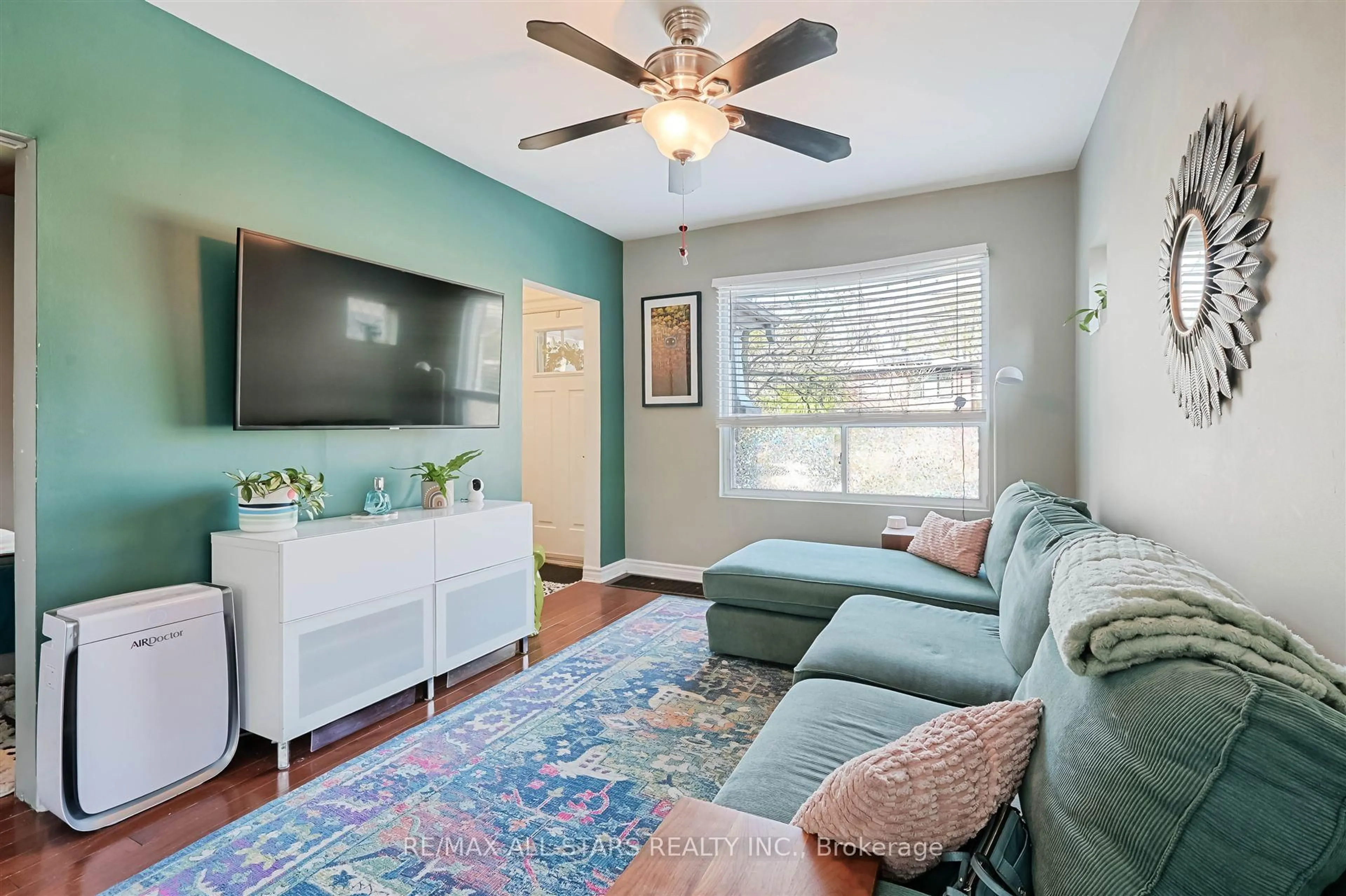 Living room with furniture, unknown for 98 Victoria Park Ave, Toronto Ontario M4E 3R9