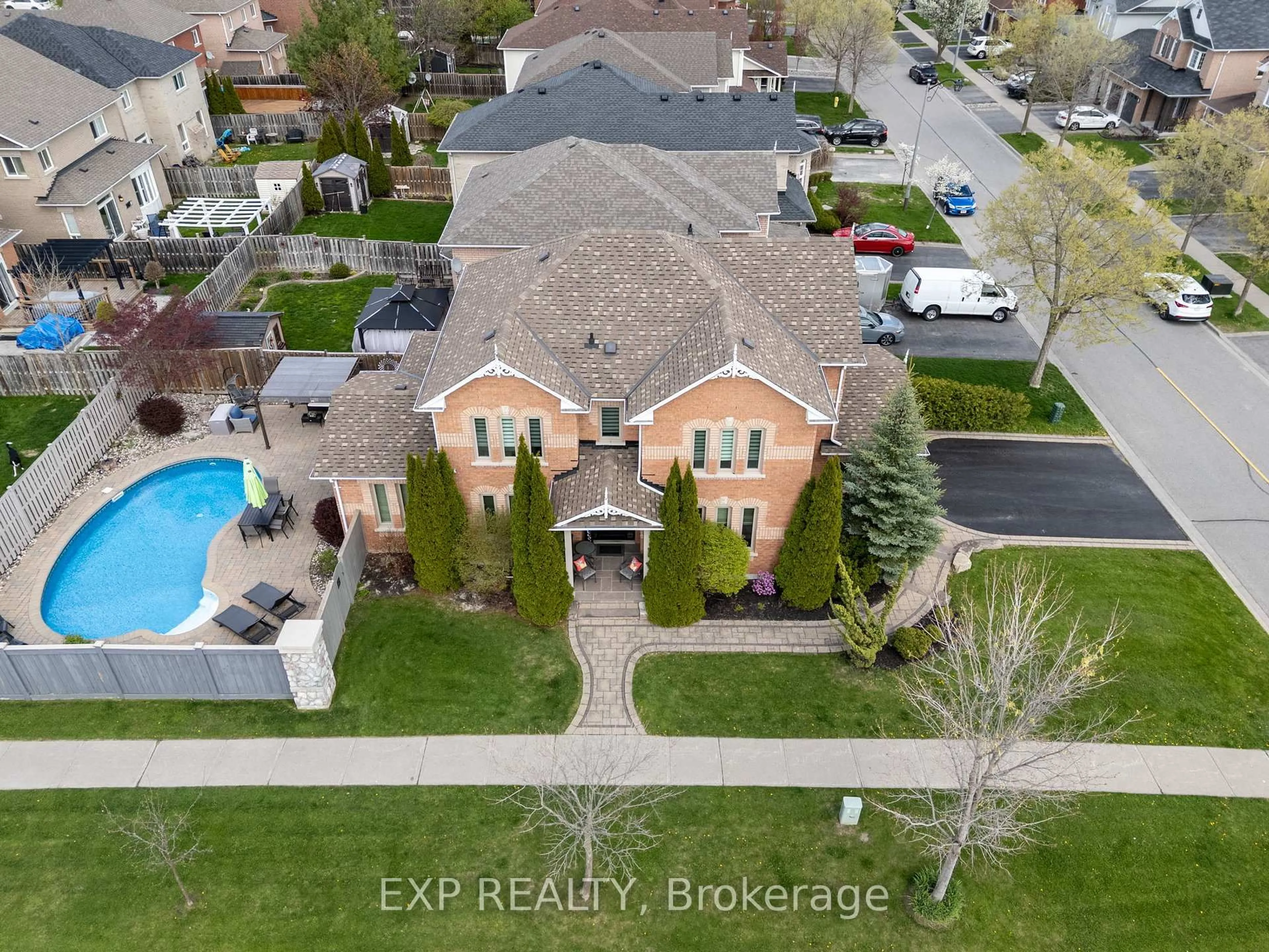 A pic from outside/outdoor area/front of a property/back of a property/a pic from drone, street for 2 Hesham Dr, Whitby Ontario L1M 2J9