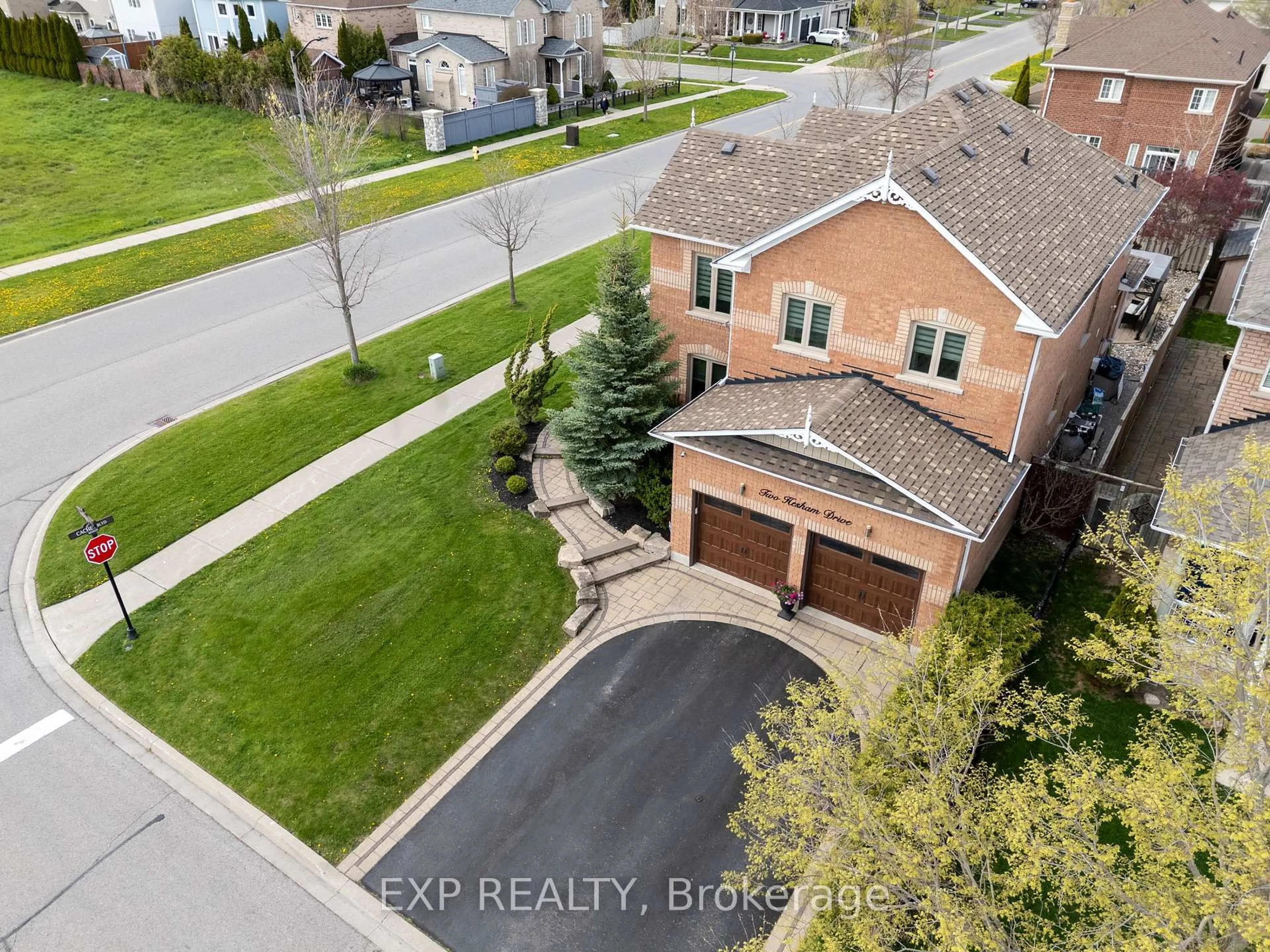 A pic from outside/outdoor area/front of a property/back of a property/a pic from drone, street for 2 Hesham Dr, Whitby Ontario L1M 2J9