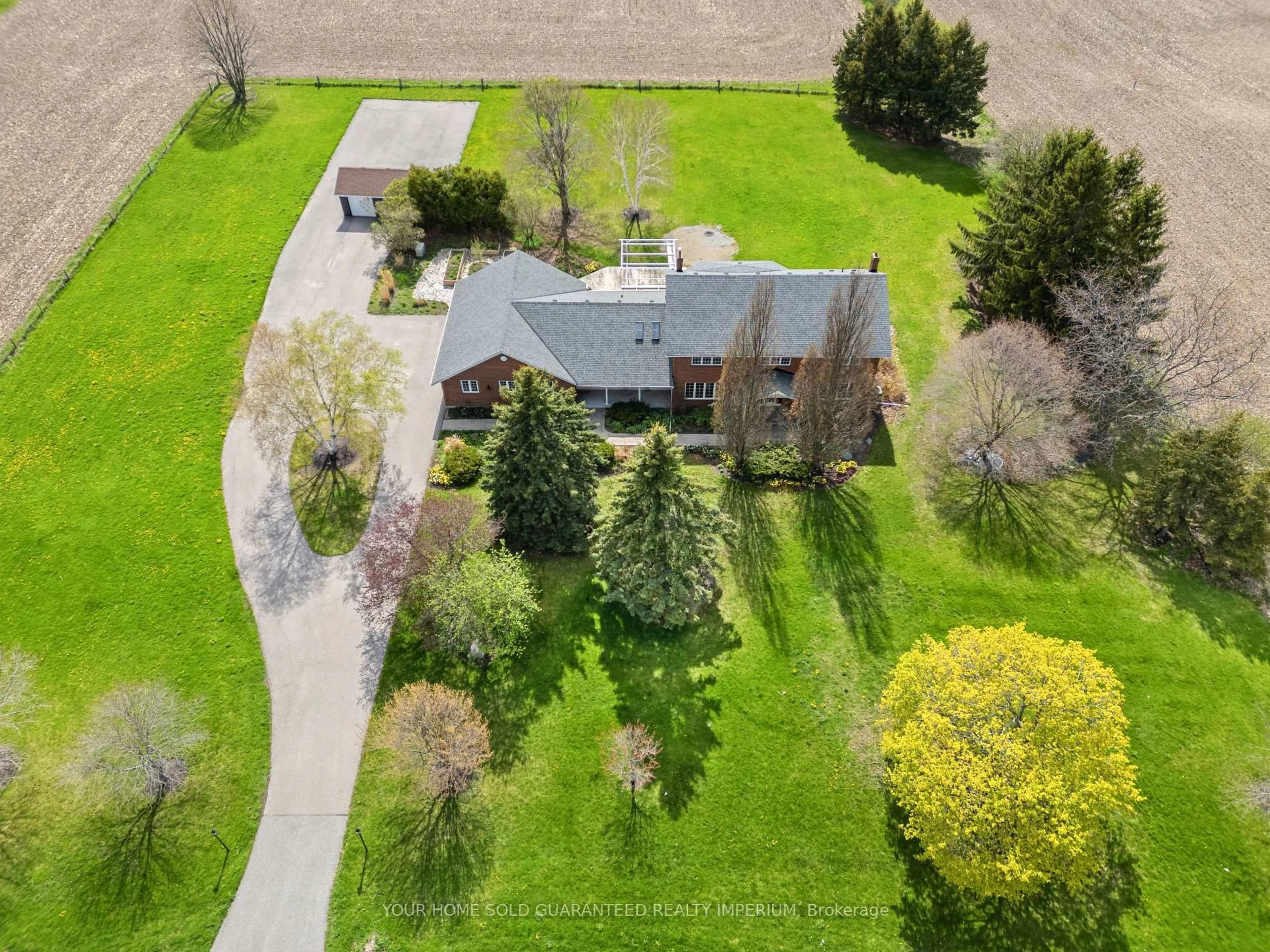 A pic from outside/outdoor area/front of a property/back of a property/a pic from drone, street for 3220 Harmony Rd, Oshawa Ontario L1H 0K1