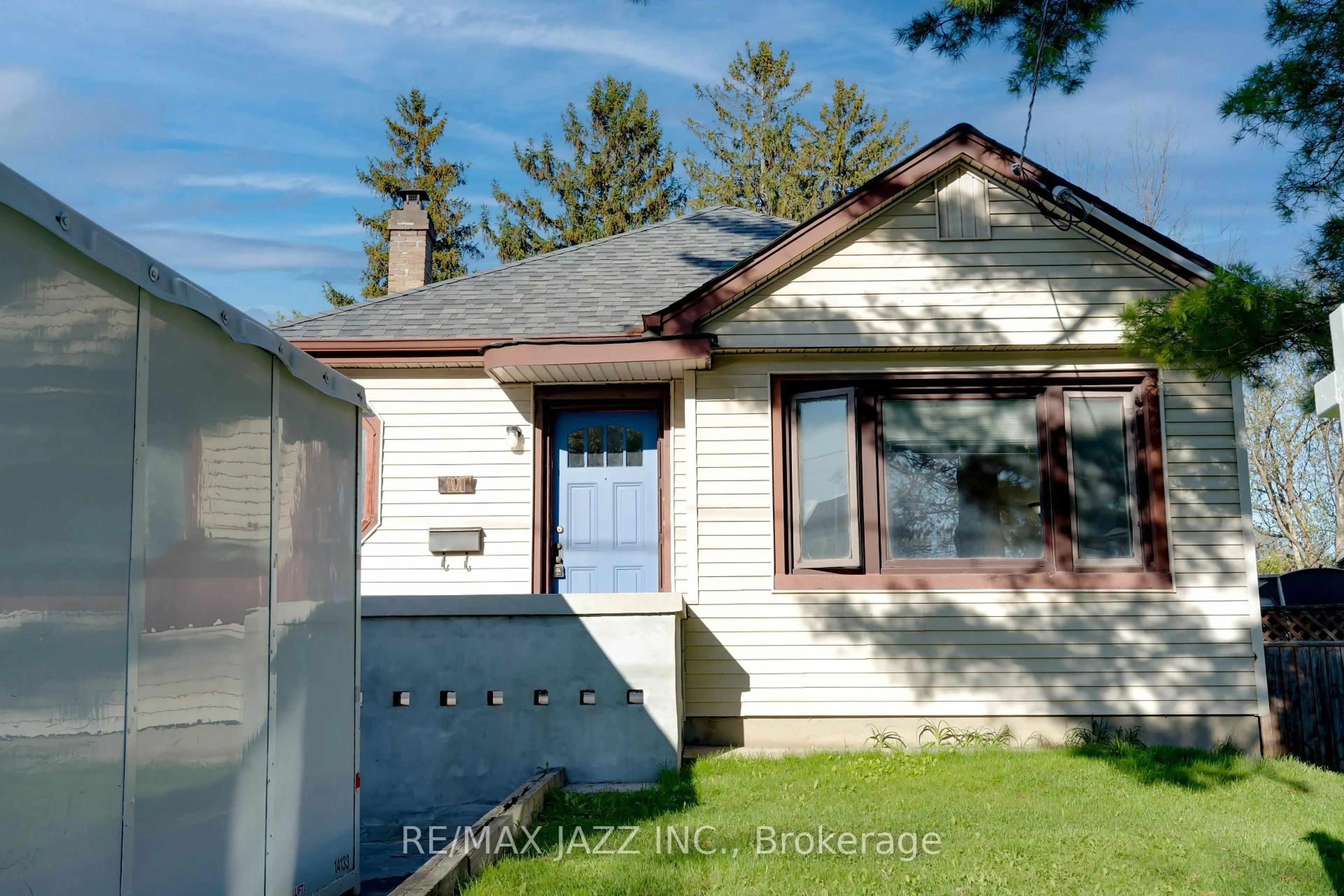 Home with vinyl exterior material, street for 101 Luke St, Oshawa Ontario L1G 6B6